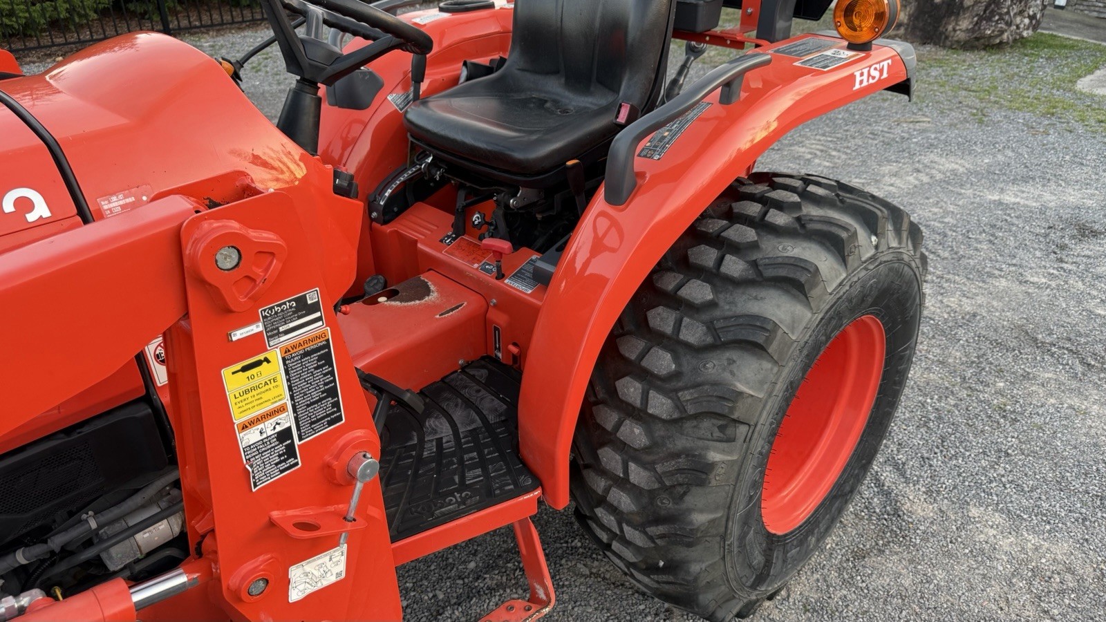 2023 KUBOTA L3302 TRACTOR WITH LA526 LOADER – 4X4 – HYDROSTATIC – LOW HR MACHINE