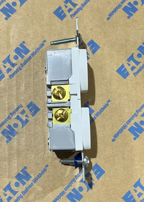 Lot of 10 Eaton 5362CHW HALF-CONTROLLED DUPLEX RECEPTACLE 20A 125V WHITE