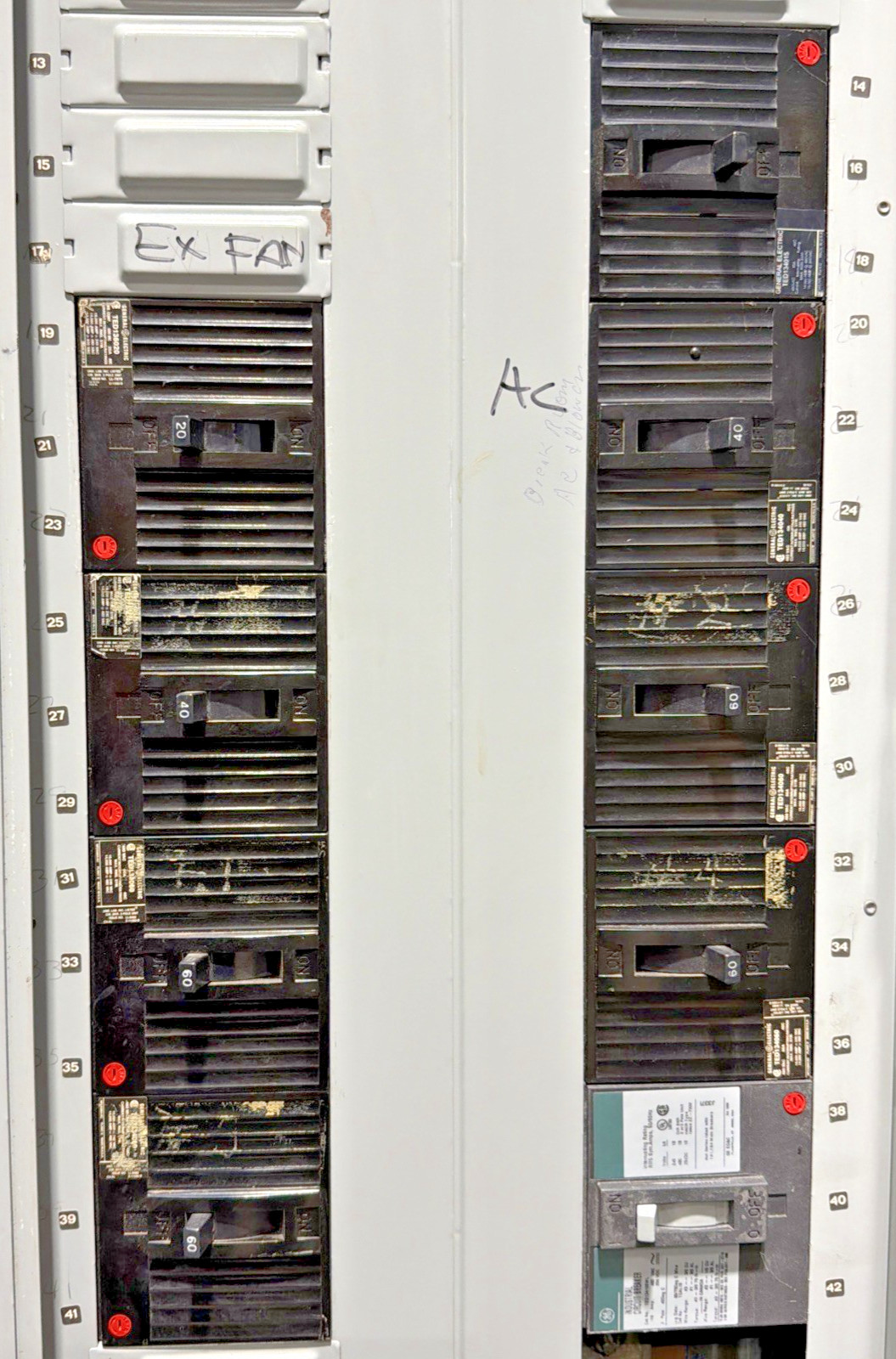 GE 400 Amp 480Y/277V MLO Panelboard 3PH 4W NHB 🟦