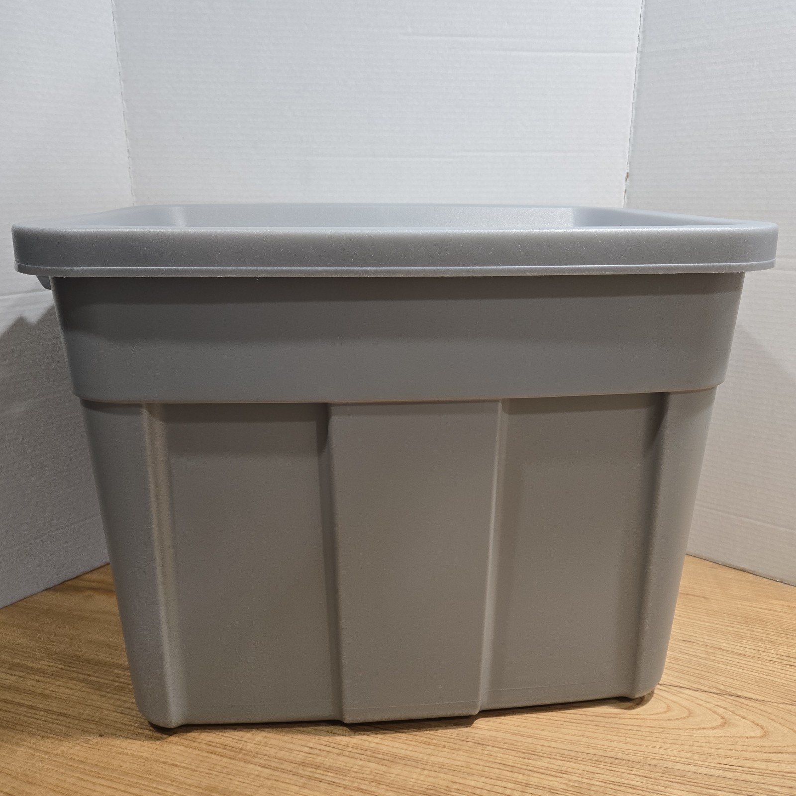 Set of 2 Rubbermaid Roughneck Storage Container 18 gal Bin Gray 20x14x16″
