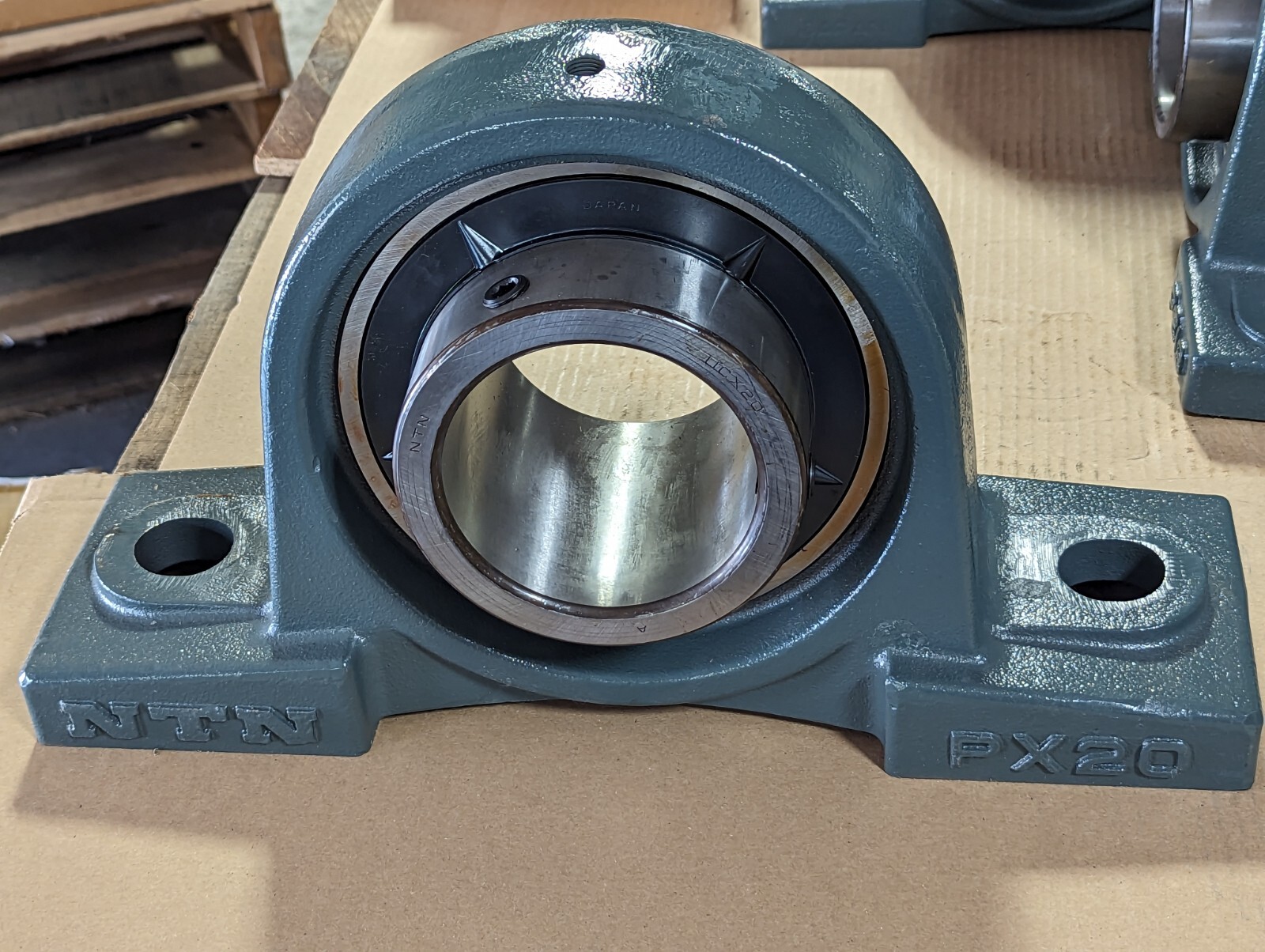 NEW NTN PILLOW BLOCK BEARING / UCP214D1-8 3.54″ BORE (90 MM)