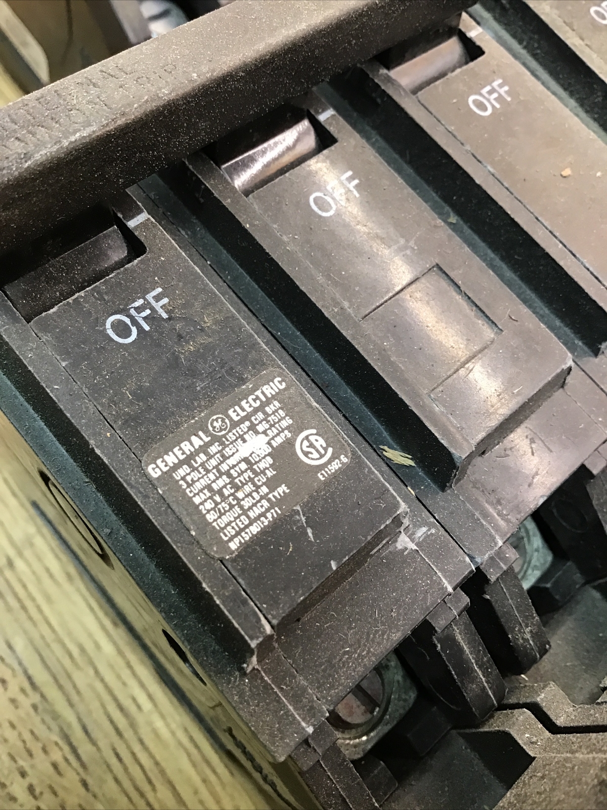 (1) G E 20 AMP 3 POLE CTL / HARC COMMON TRIP CIRCUIT BREAKER