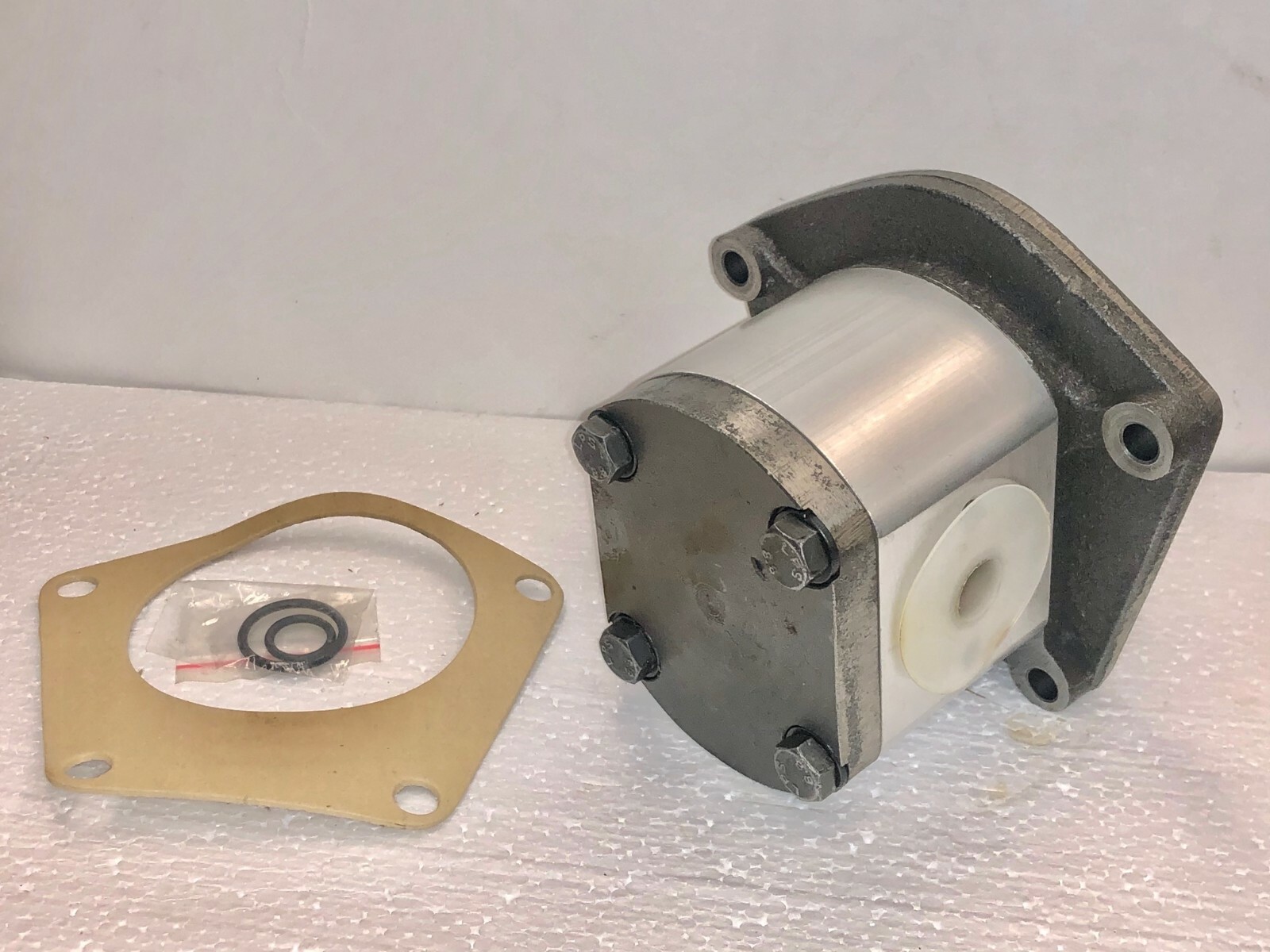 704330R95 3072694R91 704330R1 550105696 Hydraulic Pump Assembly