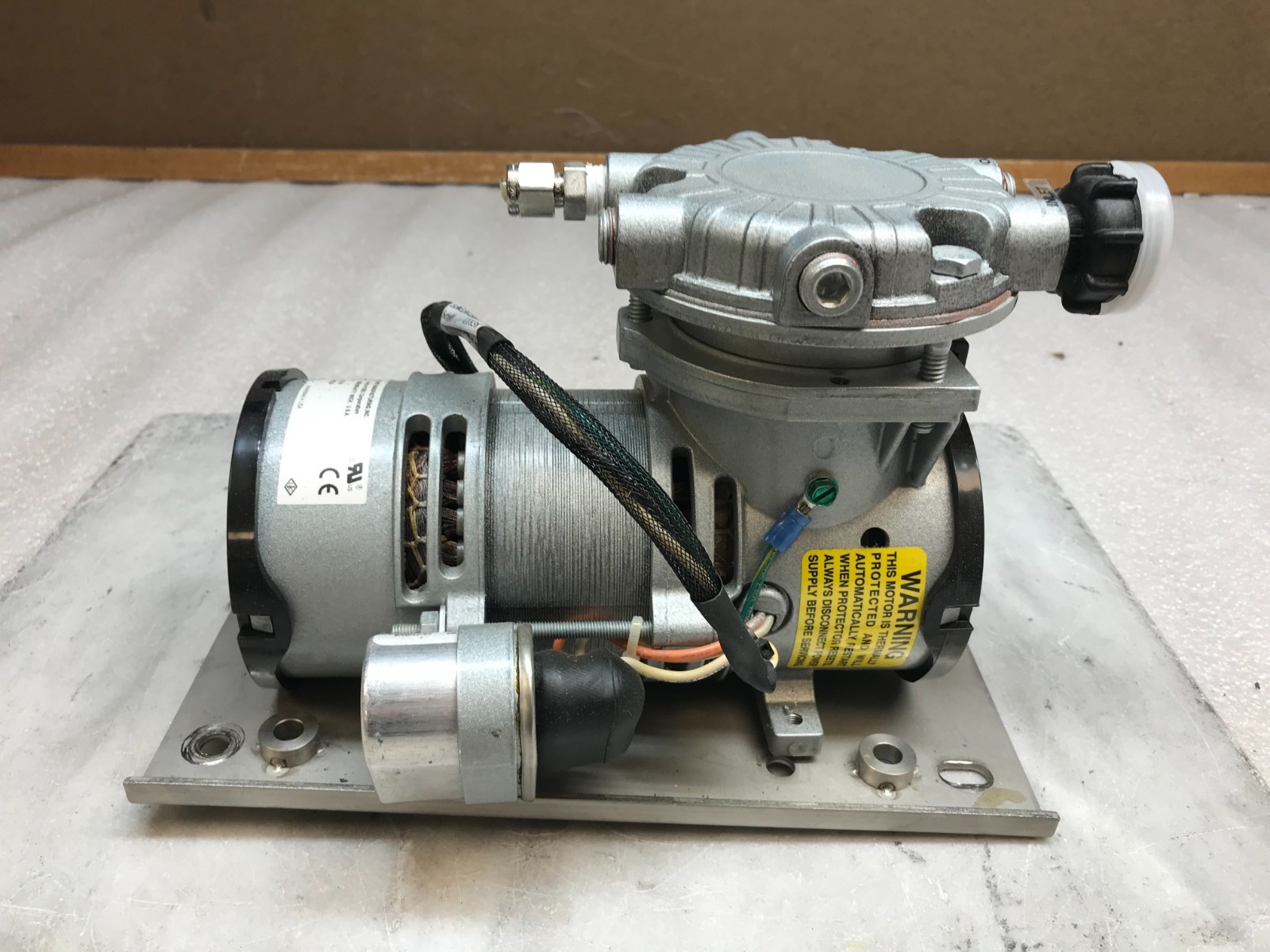Gast LOA-P123-HB Rocking Piston Pump 115/110V VAC 1.4/1.5A 60/50H Air Compressor