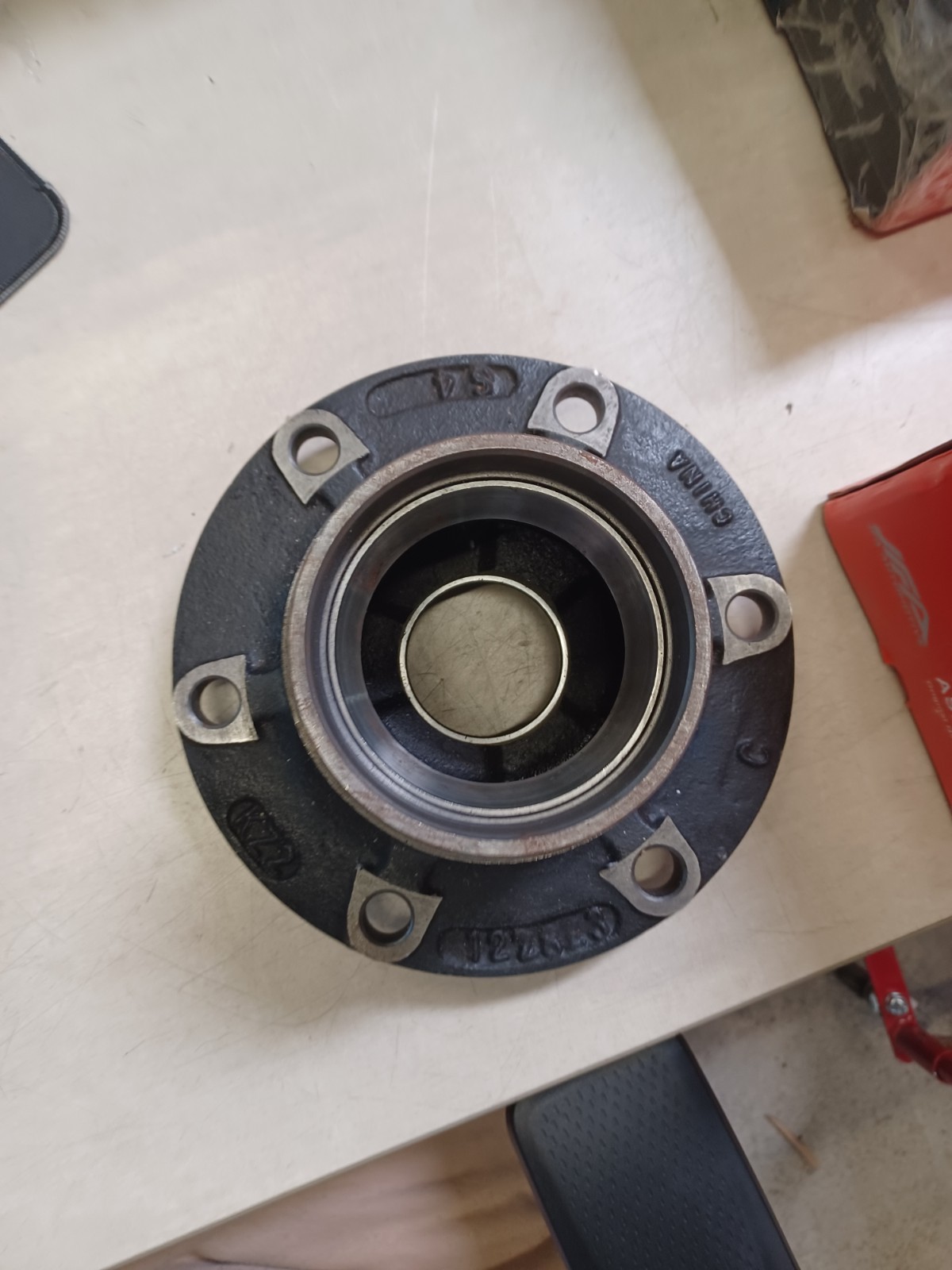 150.T1601 Watson & Chalin 8K Steerable Lift Axle Wheel Hub