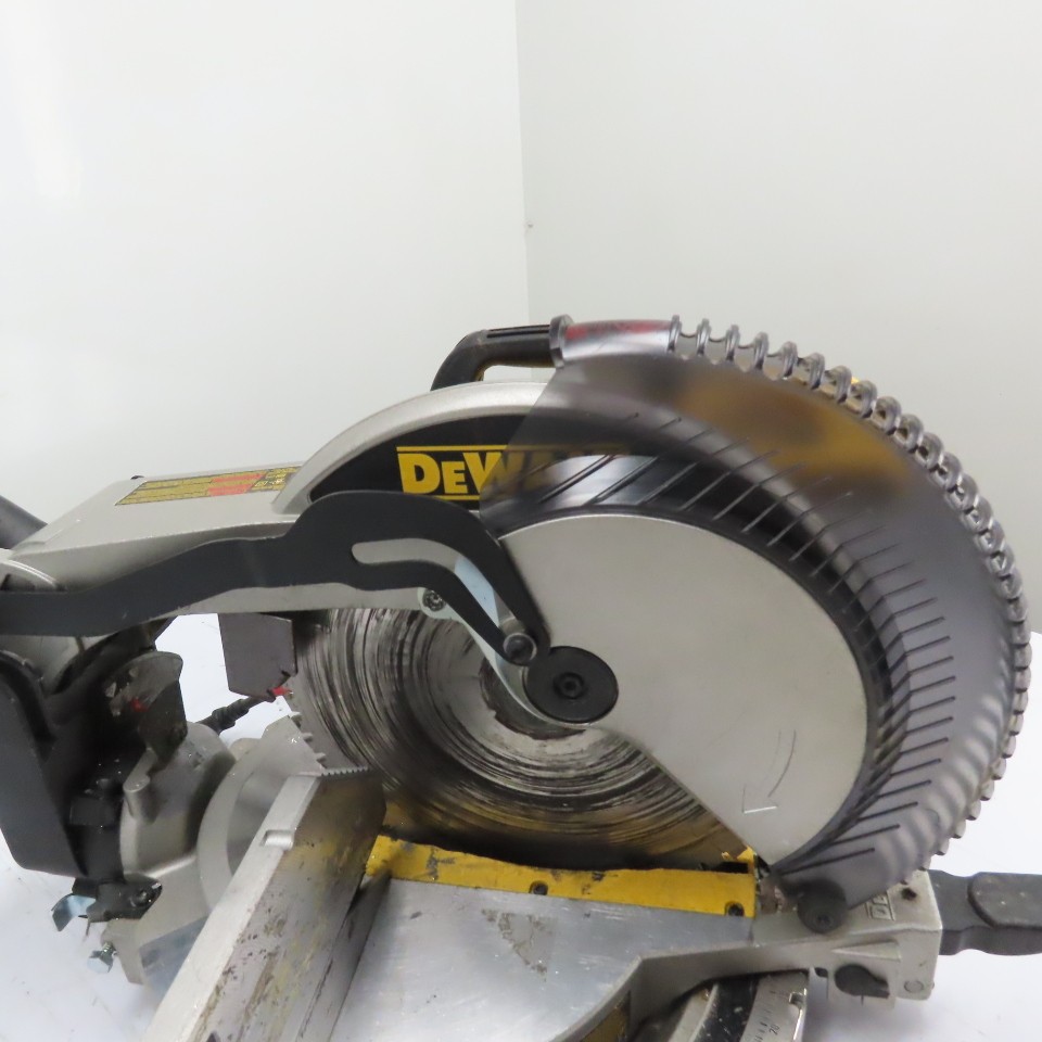 DeWalt DW715 12″ Single-Bevel Compound Miter Saw 120VAC 15A 4000RPM