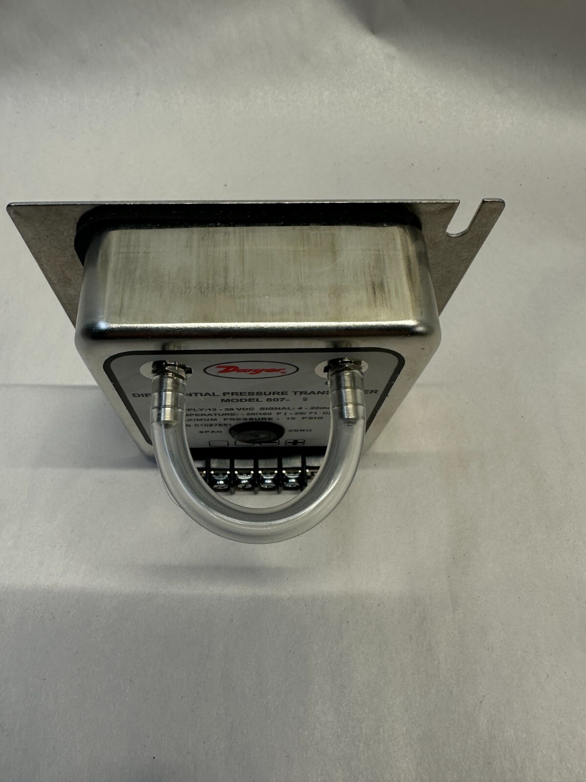 Dwyer 607-9 Differential Pressure Transmitter, Range: 0-25″ W.C., Signal: 4-20mA