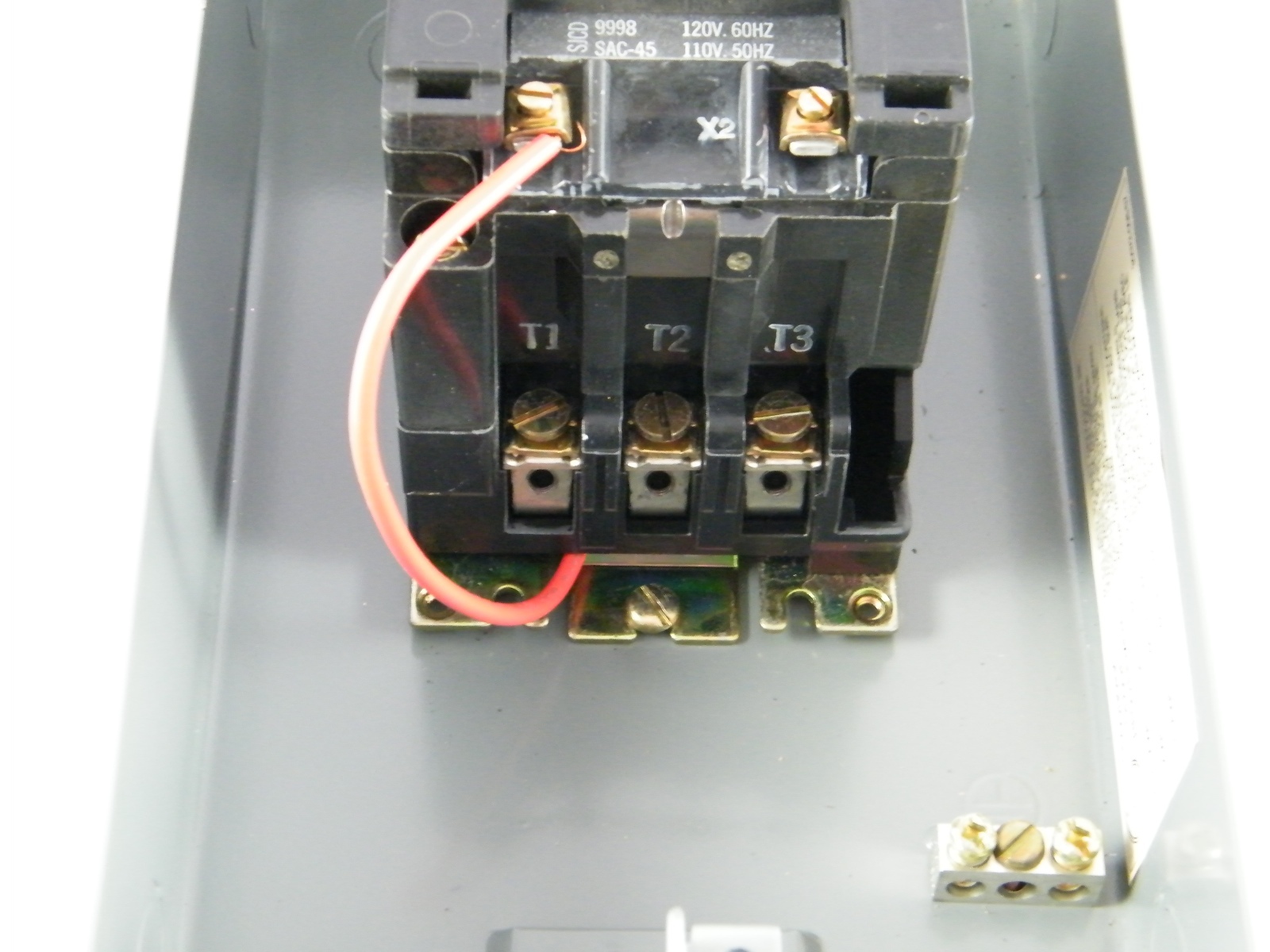 SQUARE D AC MAGNETIC NEMA RATED CONTACTOR CLASS 8502 TYPE SAG12V02 3 PHASE 3 POL