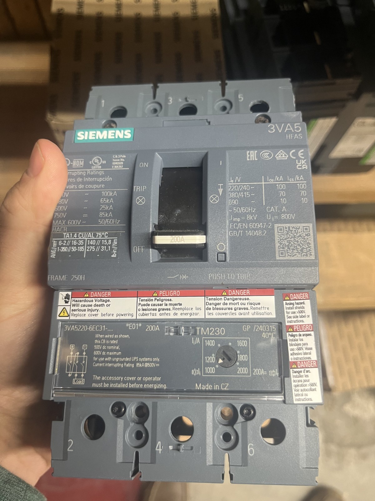 Siemens 3VA5220-6EC31-0AA0 3P 200A 480V breaker, replaces FXD63B200