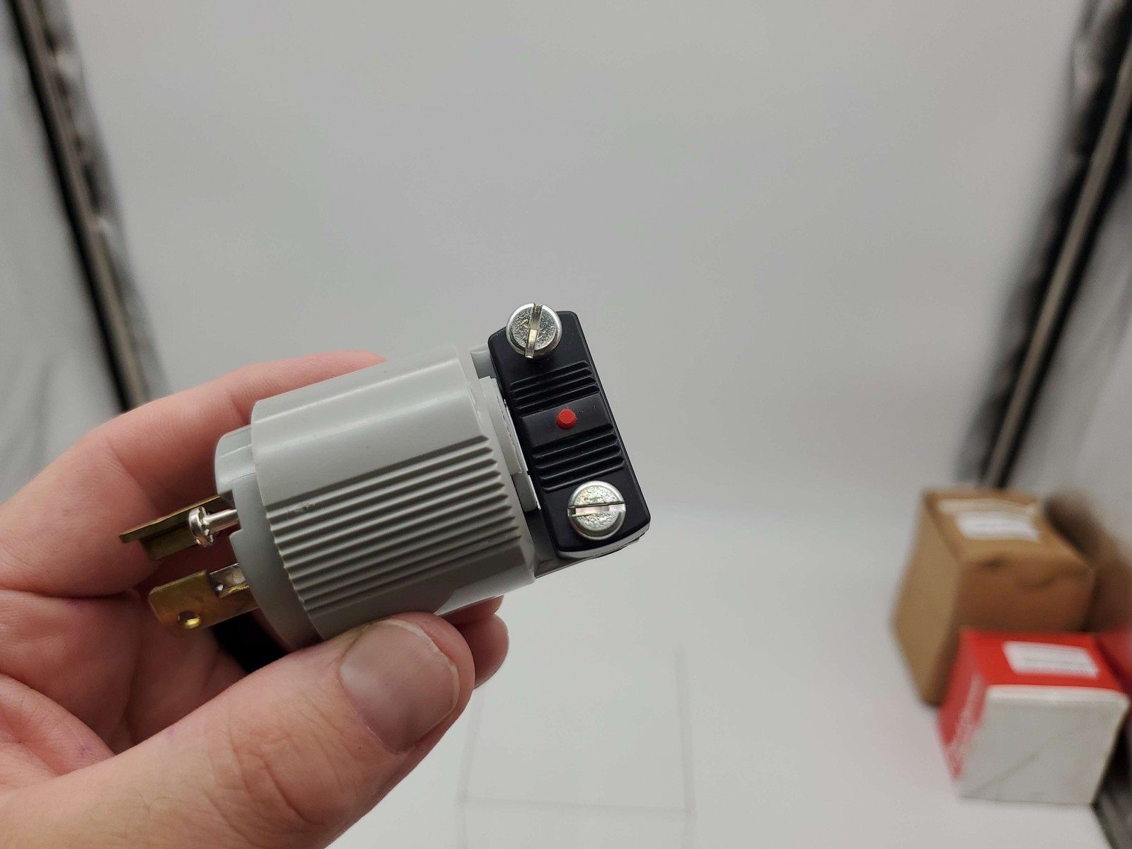 Arrow Hart 4771 Locking Plug 15A 227V 2 Pole 3 Wire 1/4″ to .656″ Dia Cord