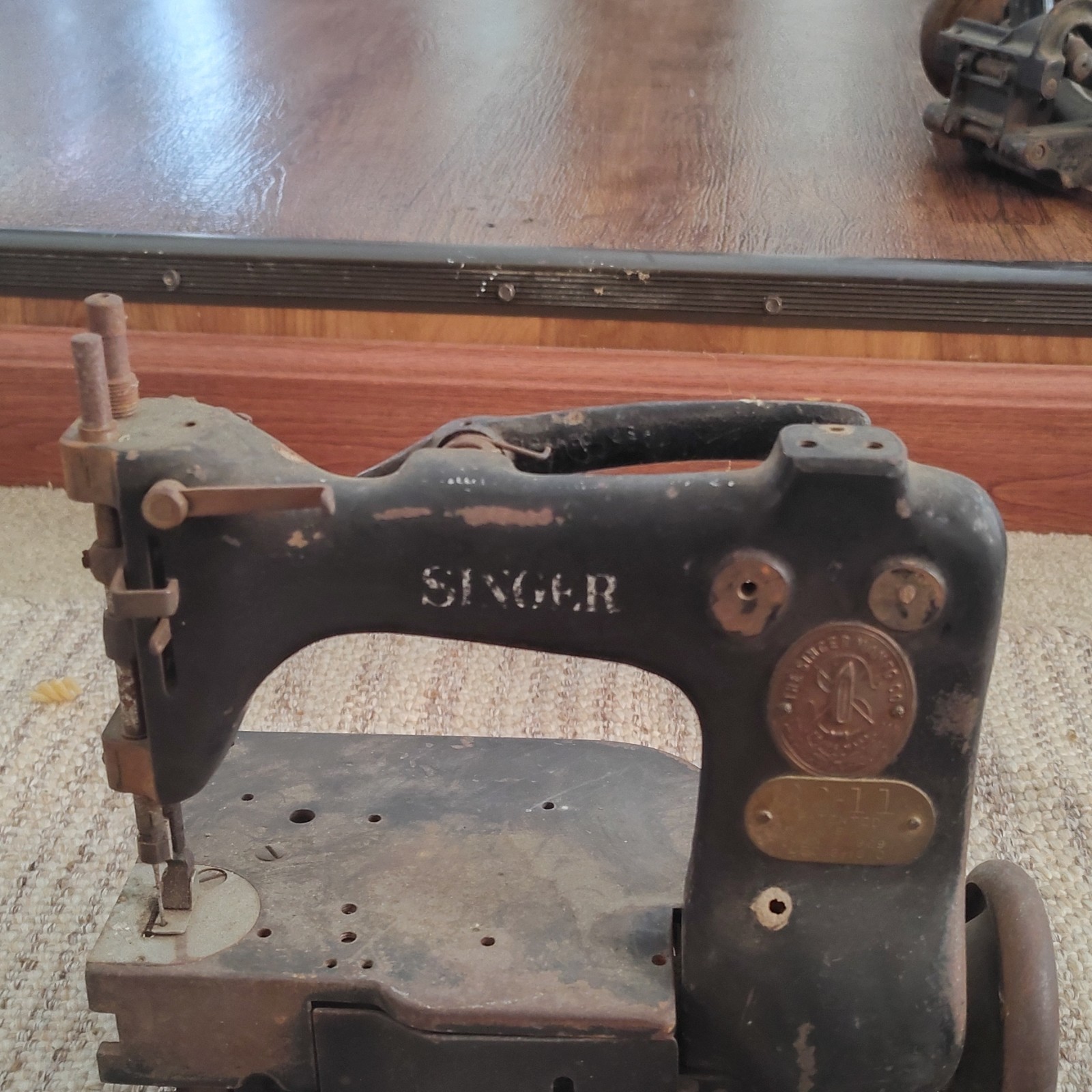 SINGER 188 Industrial Sewing Machine Head, Mechanical Single-Needle Lockstitch
