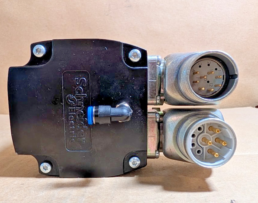 Schneider Electric BMH0701T32A2A Lexium 32 Servo Motor, 8000rpm, .68kW (New NB)