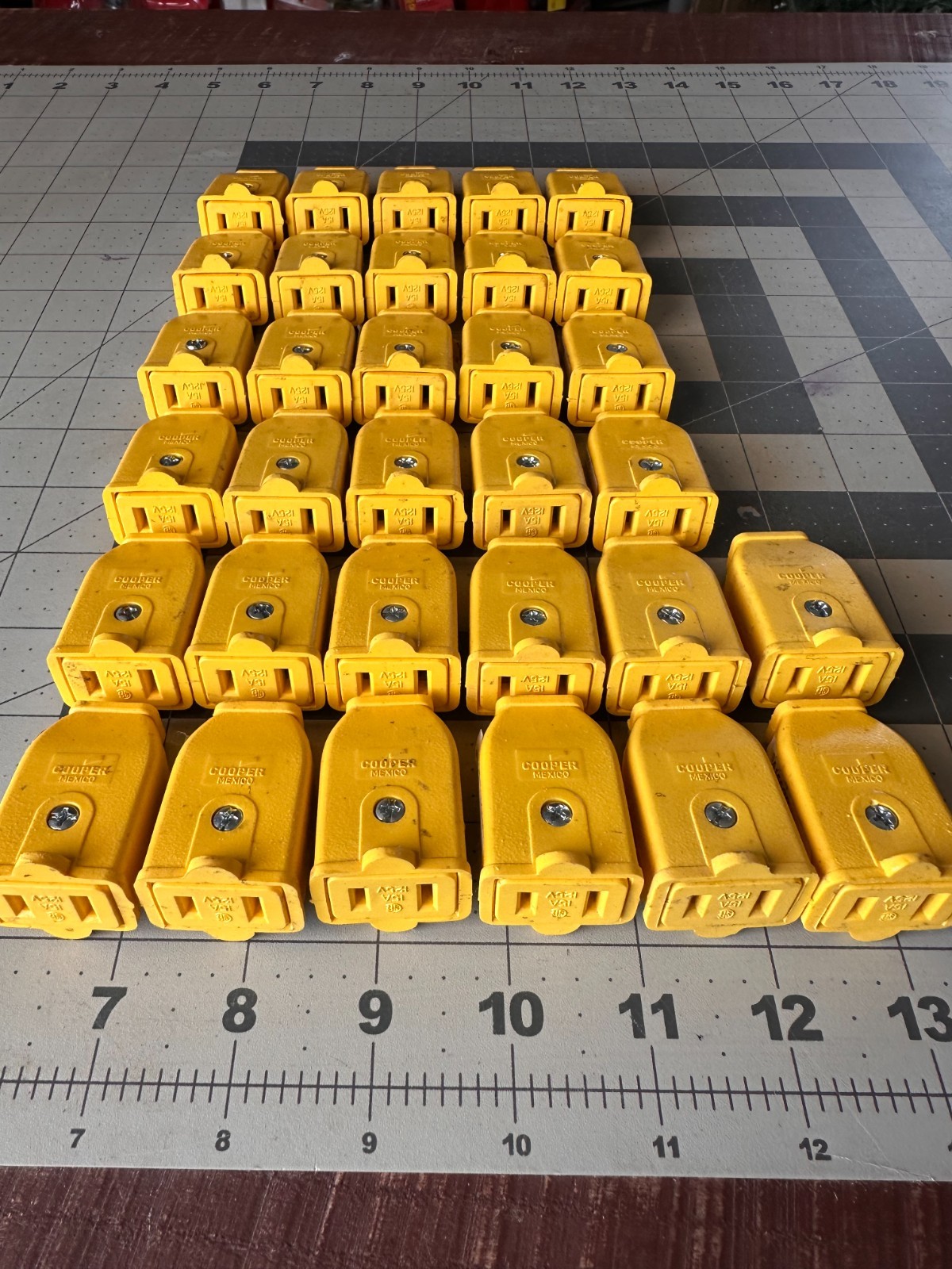 32-PACK LOT EATON SA155GD Straight Blade Cord Connector 2 Pole 2 Wire 125V PLUG