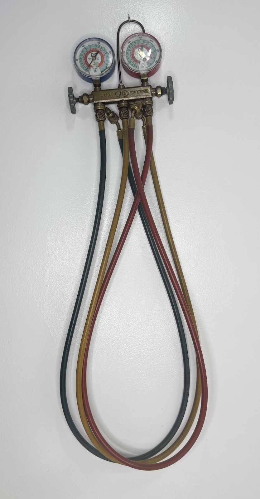 JB INDUSTRIES JUST BETTER 4 VALVE BRASS MANIFOLD GAUGES R-404A R410-A R 22 Hoses