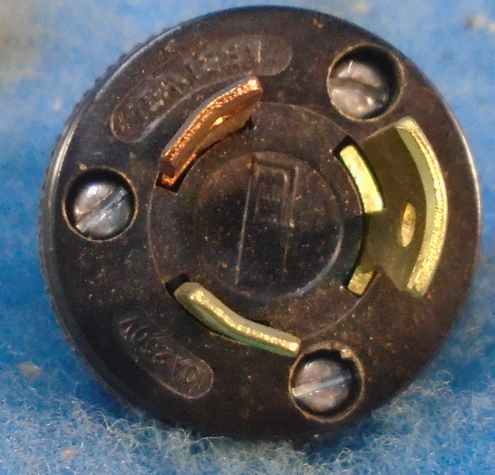 BRYANT LOT OF 10 NOS LOCKING PLUG (BLACK) PHENOLIC METAL CORD CLAMP 7558 15A 125