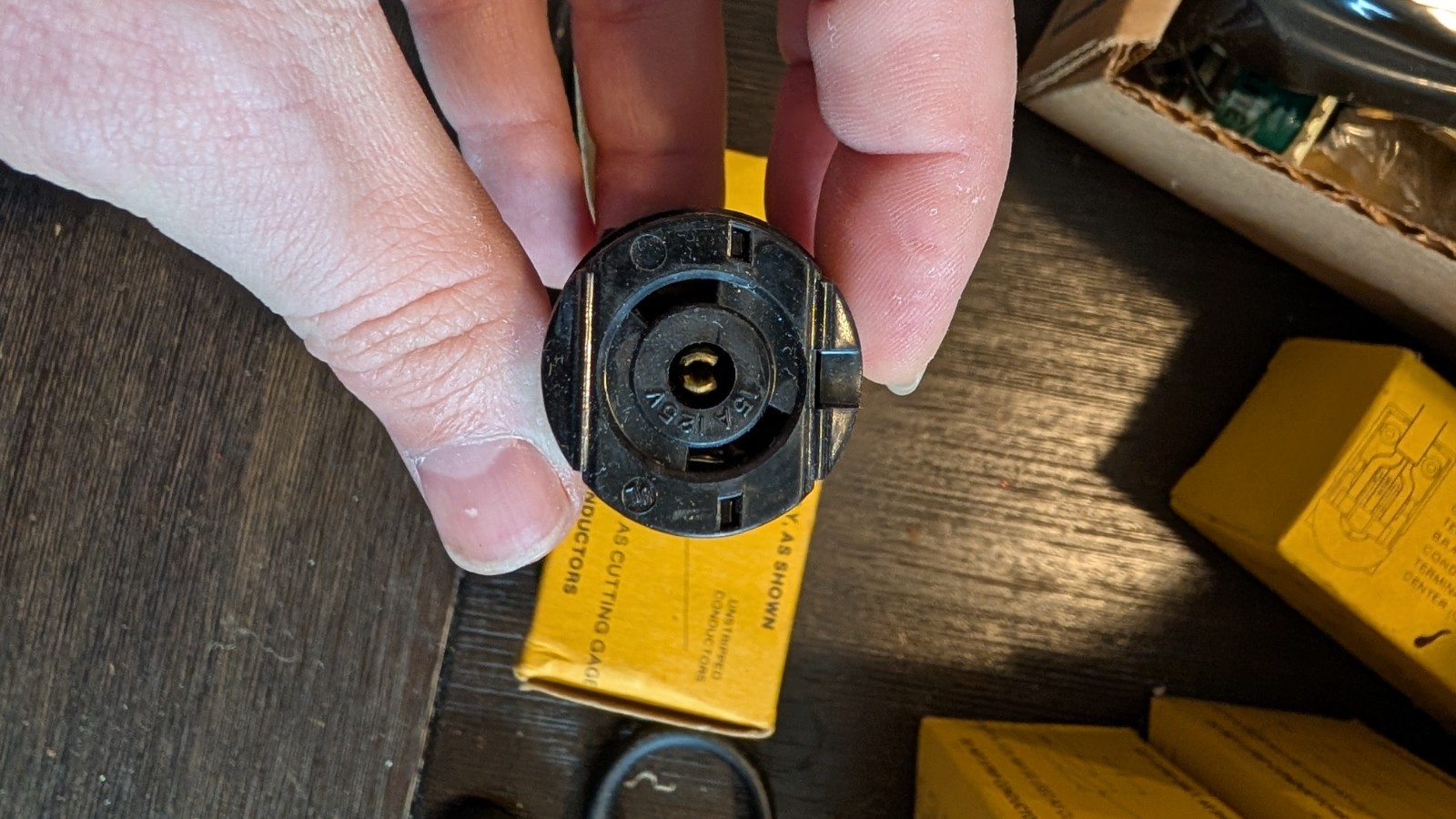 Hubbell 7593V Midget Twist-Lock Connector, 15A 125V AC or DC