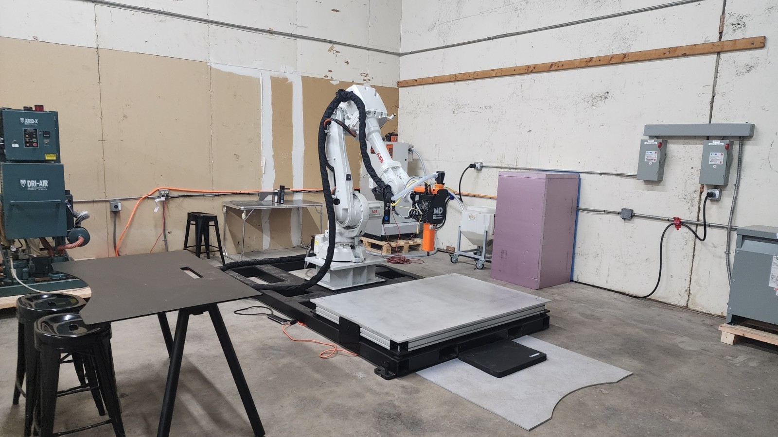 Industrial LFAM 3d printer Massive Dimension MDPE-10 / ABB 4600, 3’x5′ print bed
