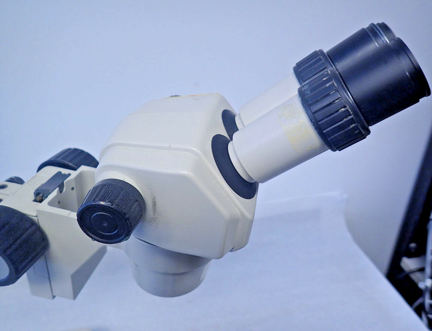 NIKON SMZ-1B STEREOSCOPIC MICROSCOPE WITH STAND, 2 EYEPIECES, AS DESCRIBED