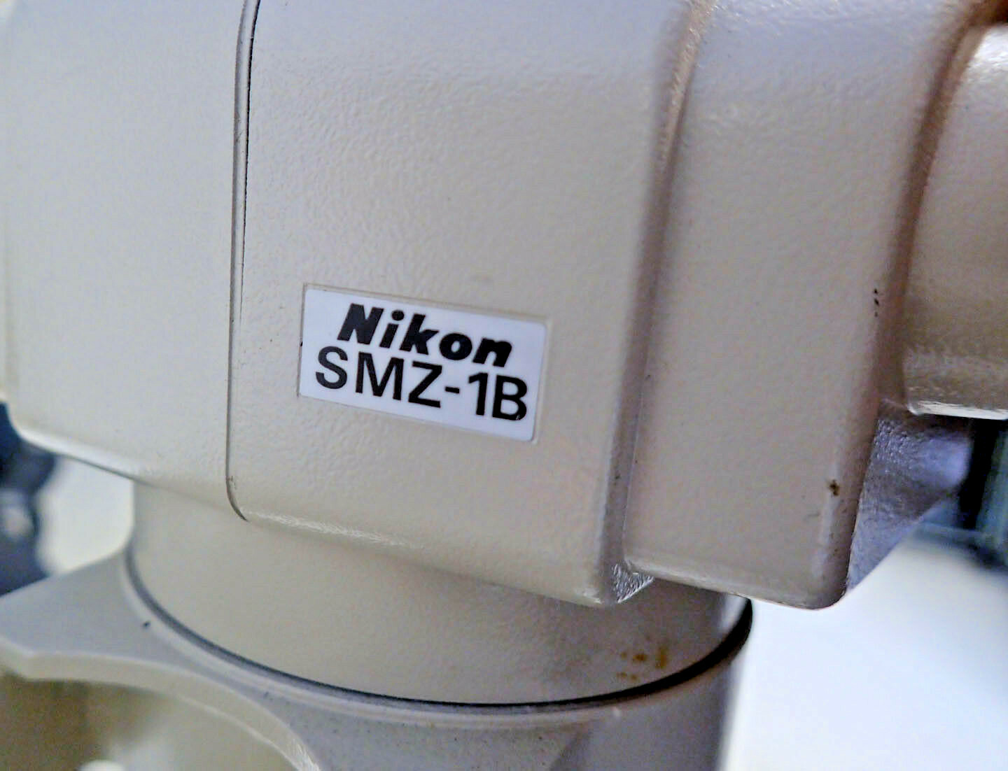 NIKON SMZ-1B STEREOSCOPIC MICROSCOPE WITH STAND, 2 EYEPIECES, AS DESCRIBED