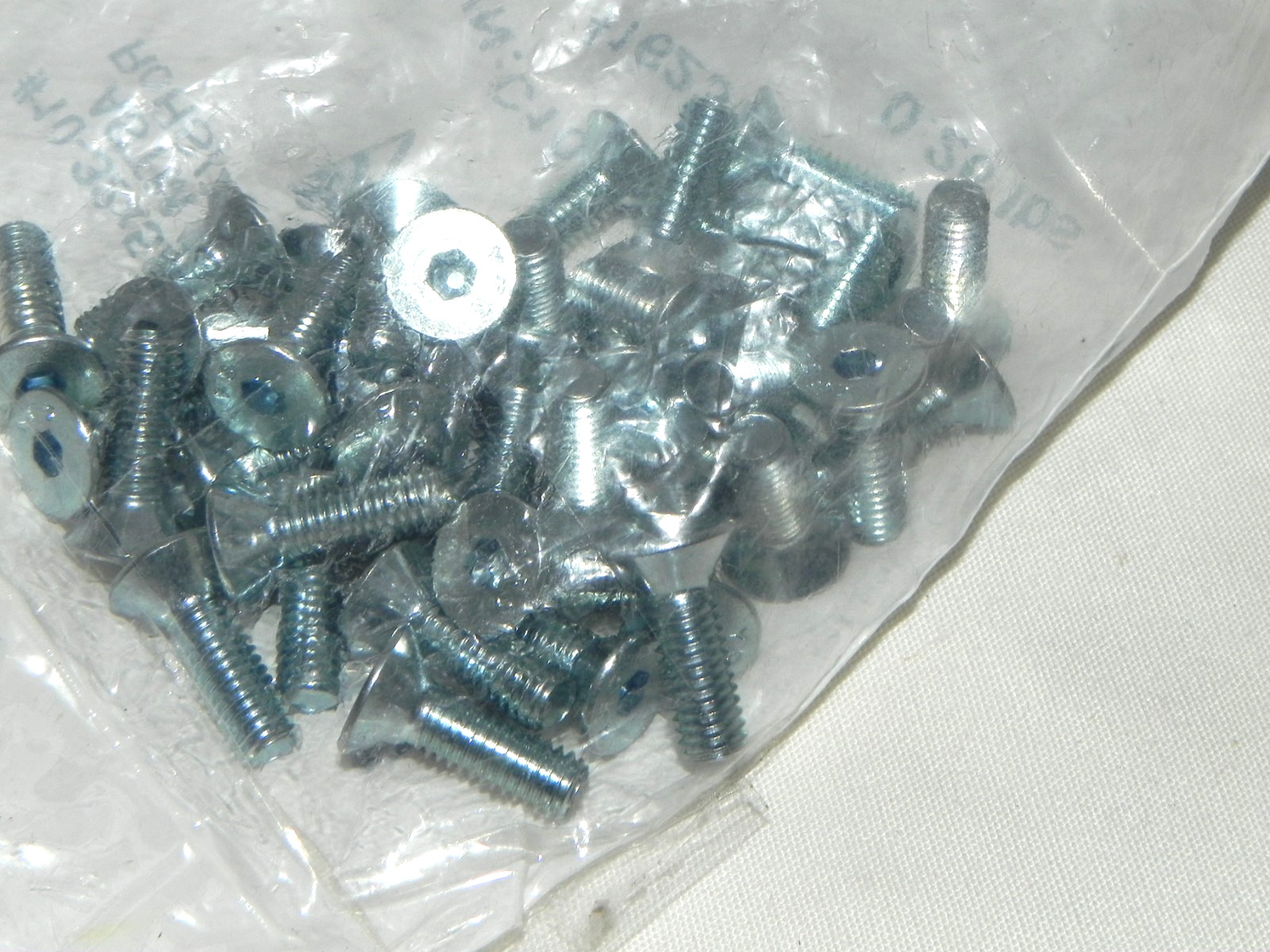 43) #10-32 x 5/8 Flat Head Socket ASTM F835/ASME B 18.3 Alloy Steel Screw. Zink