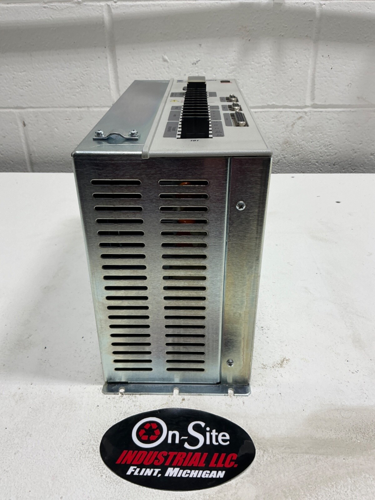 ALLEN-BRADLEY 2098-DSD-HV030 SER. B ULTRA 3000 HIGH VOLTAGE DIGITAL SERVO DRIVE