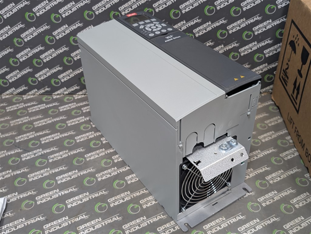15 HP Danfoss VLT 137G6739 Drive FC-202P11KT2E20H2TGXXXXSXXXXAXBXCXXXX 200-240V