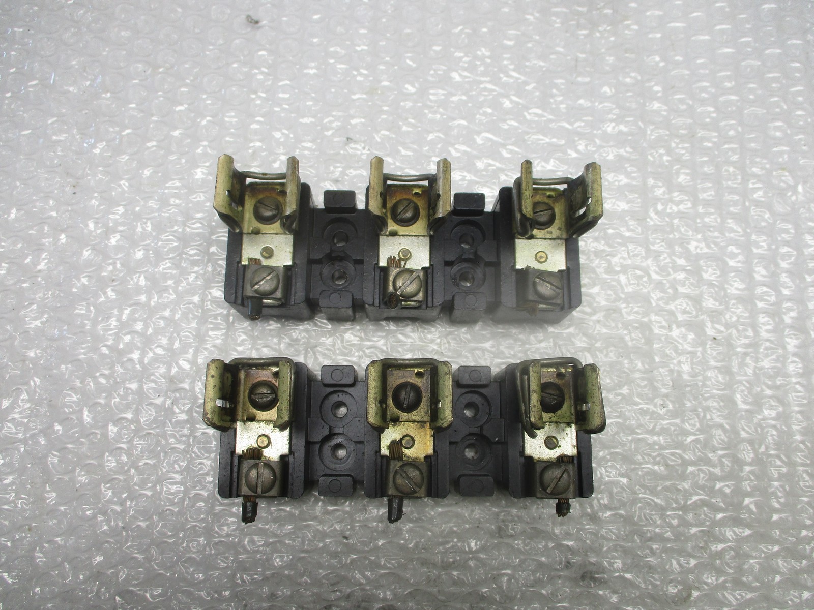 ALLEN BRADLEY X-401978 FUSE BLOCK 3POLE 30AMP (AS PICTURED) LOT OF 2 UNMP