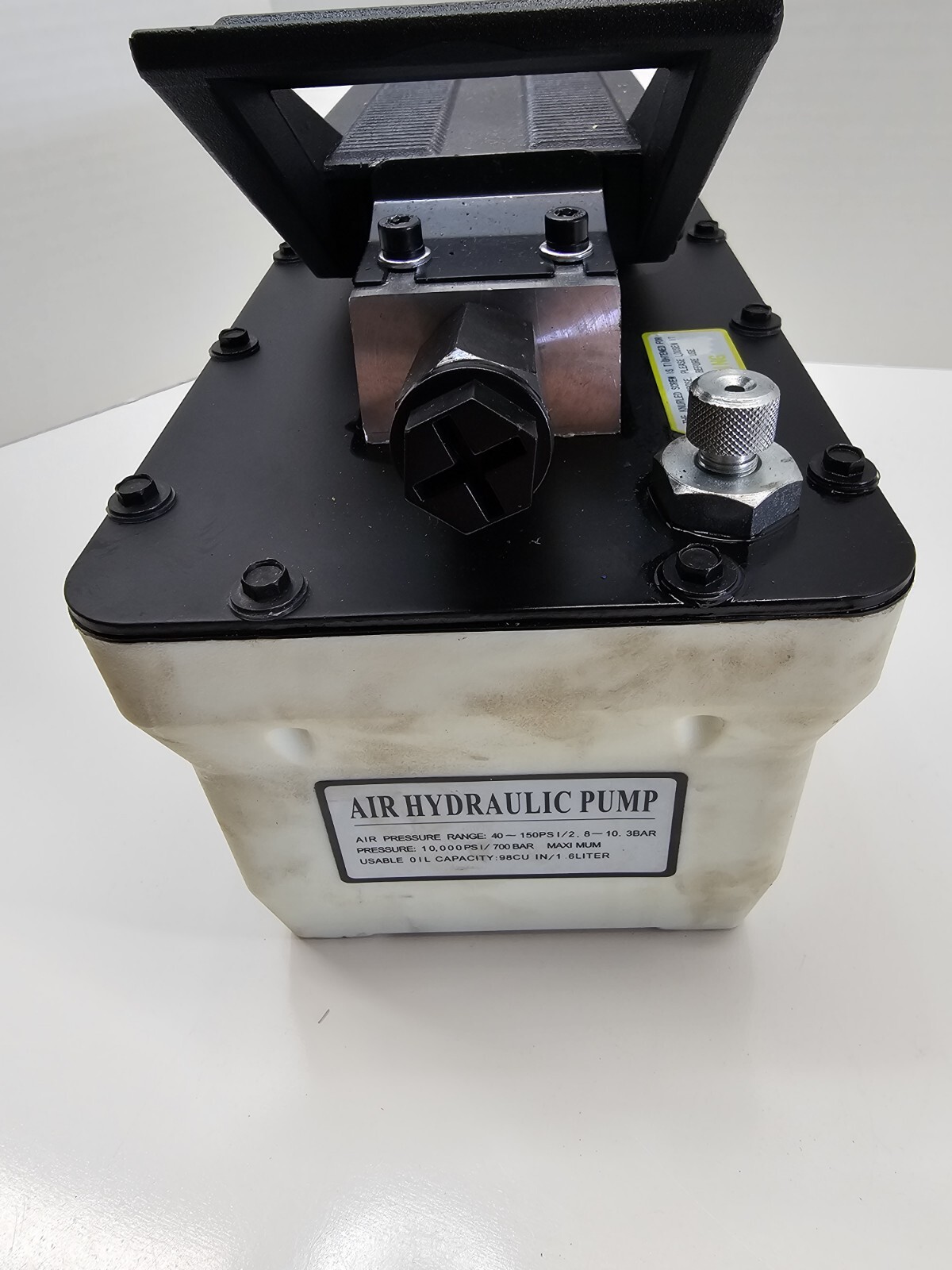 Svi Inc Hydraulic Foot Pump 10,000 Psi (700 Bar) 2.5 Quart Untested UP -1