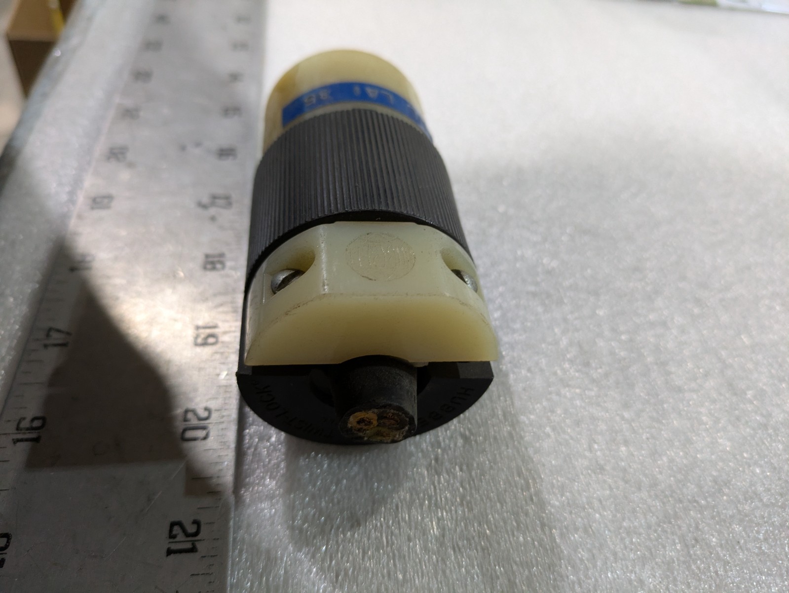 Hubbell HBL2611 Insulgrip Twist-Lock Plug 30A 125V NEMA L5-30P 2-Pole 3-Wire OEM