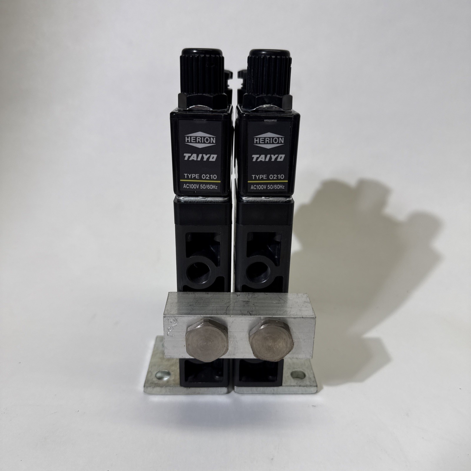 Lot of 2 – Taiyo Herion 5ER-8E 5 Port Solenoid Valve AC100V Manifold Assembly