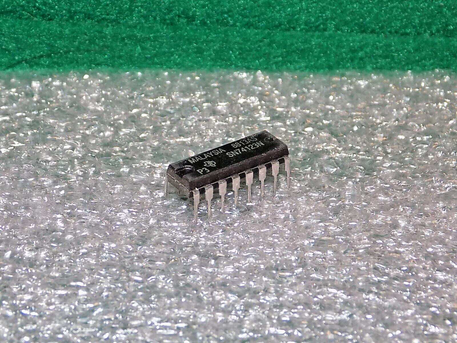 (1) TEXAS INSTRUMENTS SN74123N MULTIVIBRATOR 16 PIN DIP NOS