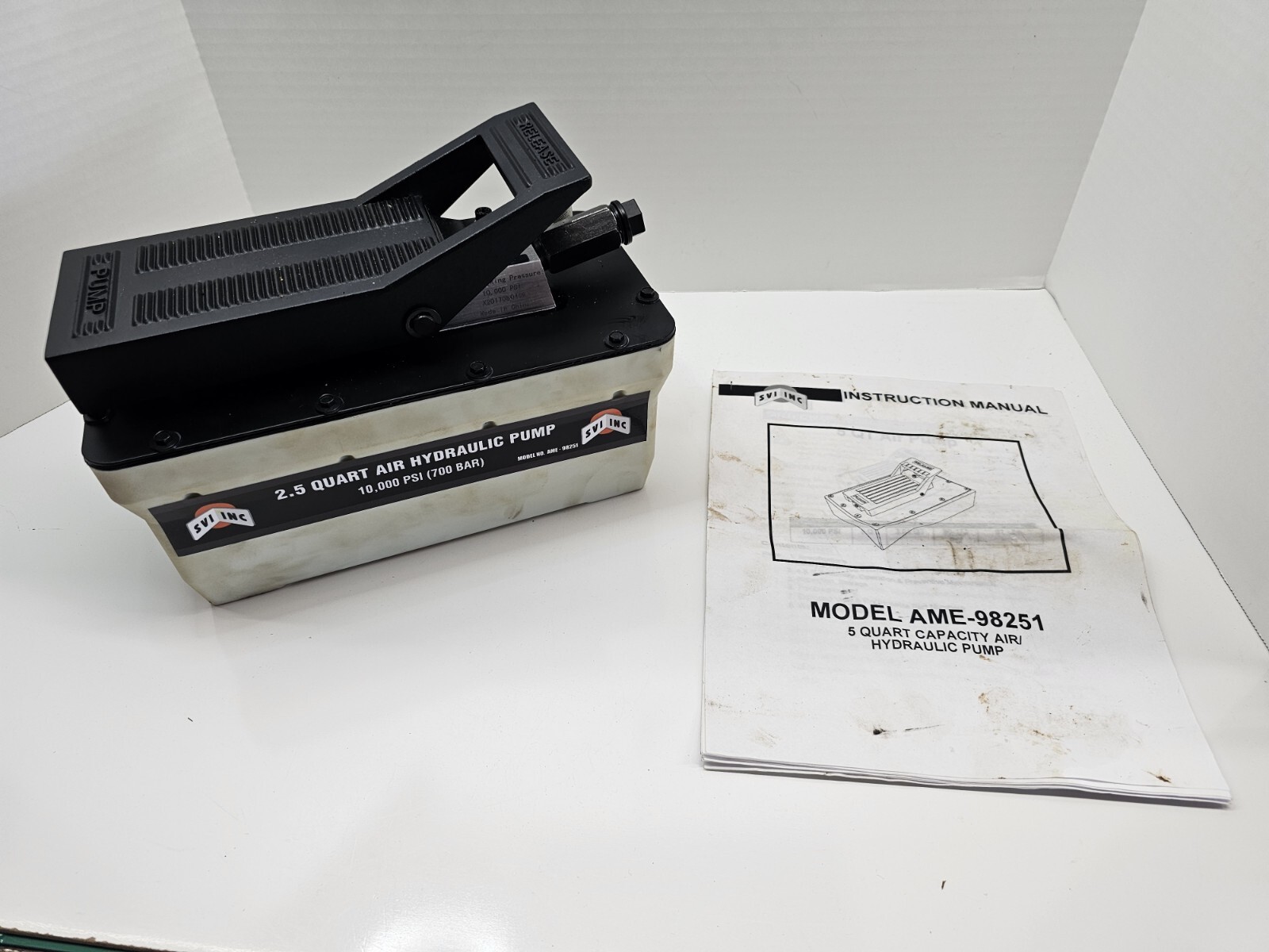 Svi Inc Hydraulic Foot Pump 10,000 Psi (700 Bar) 2.5 Quart Untested UP -1