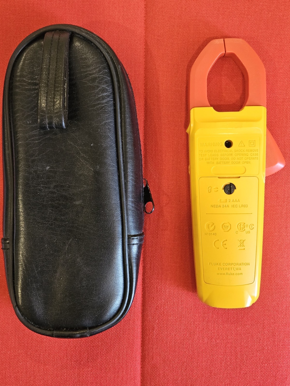 Fluke 323 true rms digital clamp meter +Original leads + case( Great Condition)