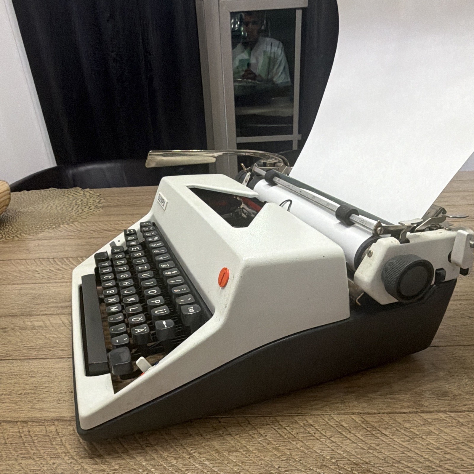 Olympia SM8 Portable Manual Typewriter w/ Carrying Case, QWERTZ Keyboard
