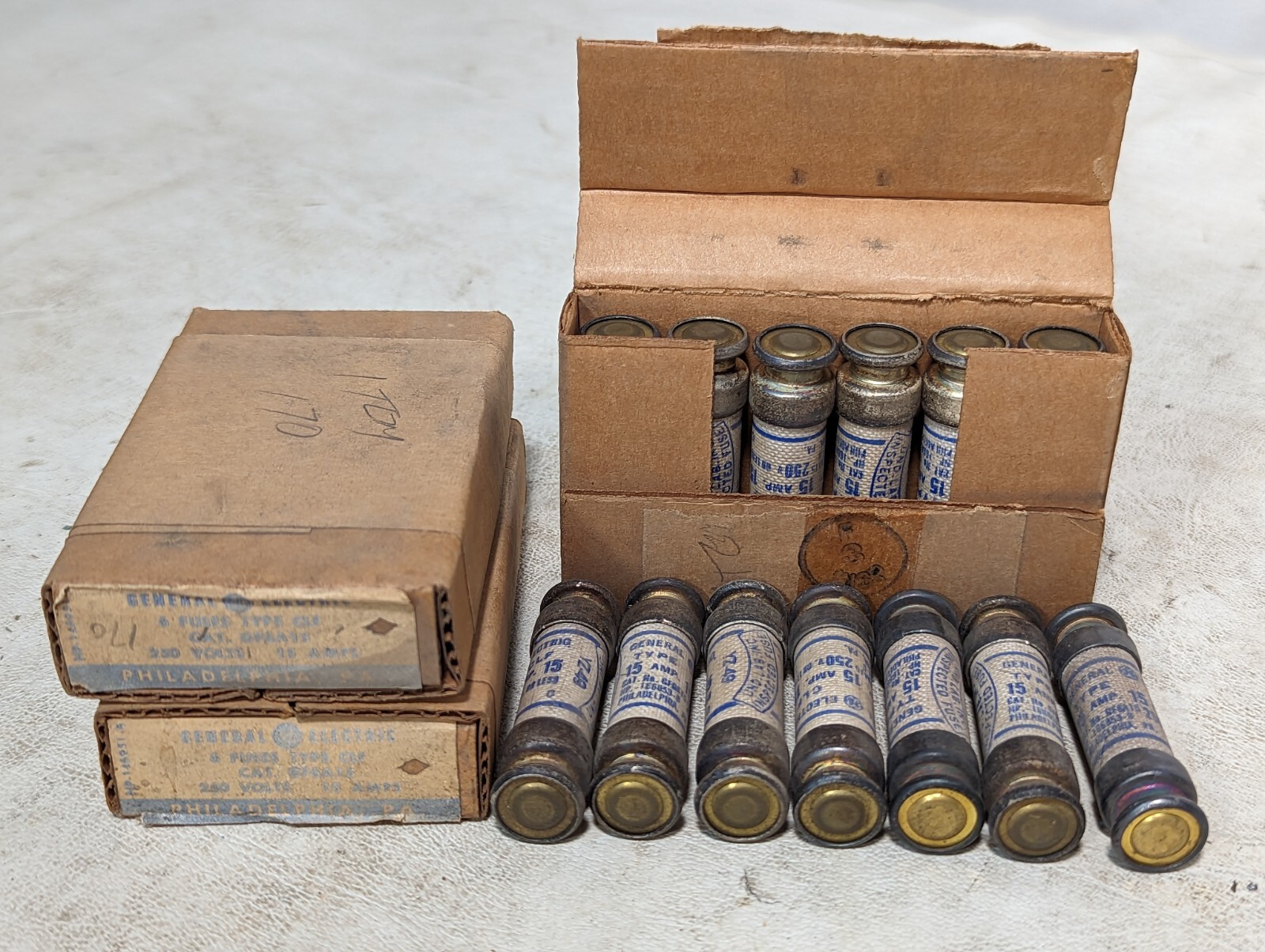 Lot of 25 GE GF6A15 fuses, 15A, 250V or less