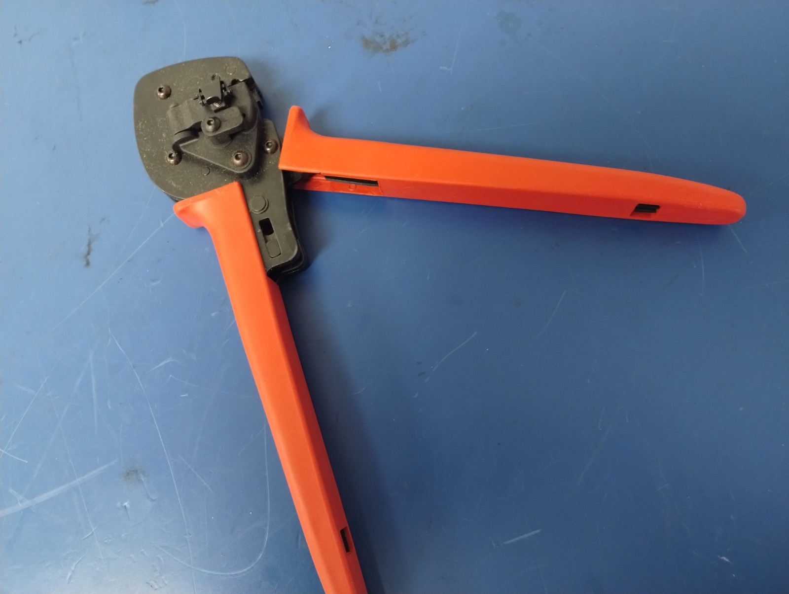 MOLEX 63819-0600 HAND CRIMP TOOL For Use With:1.8mm Wide Crimp Terminals