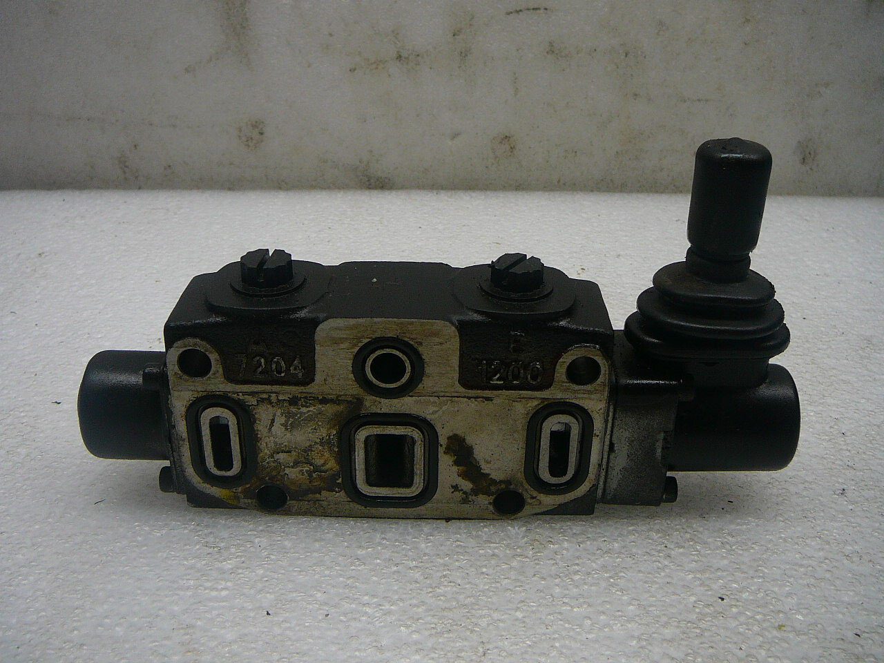 PARKER SINGLE SPOOL HYDRAULIC CONTROL VALVE B 1200 A 7204 B CN A HYZ2