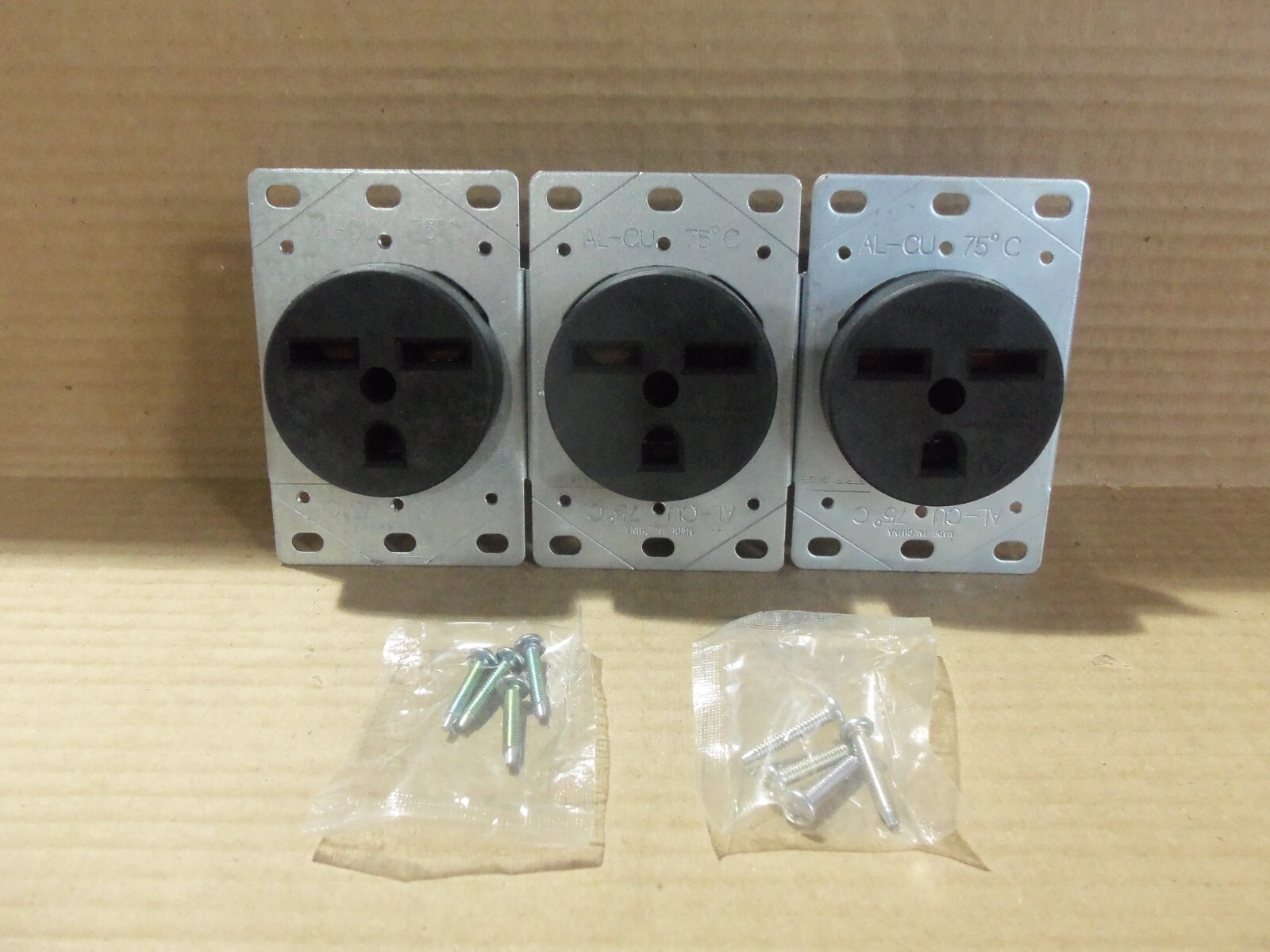 NEW LOT OF 3 LEGRAND 3801 POWER OUTLET 30 AMP 250V FLUSH MOUNT 2P3W 75­° C