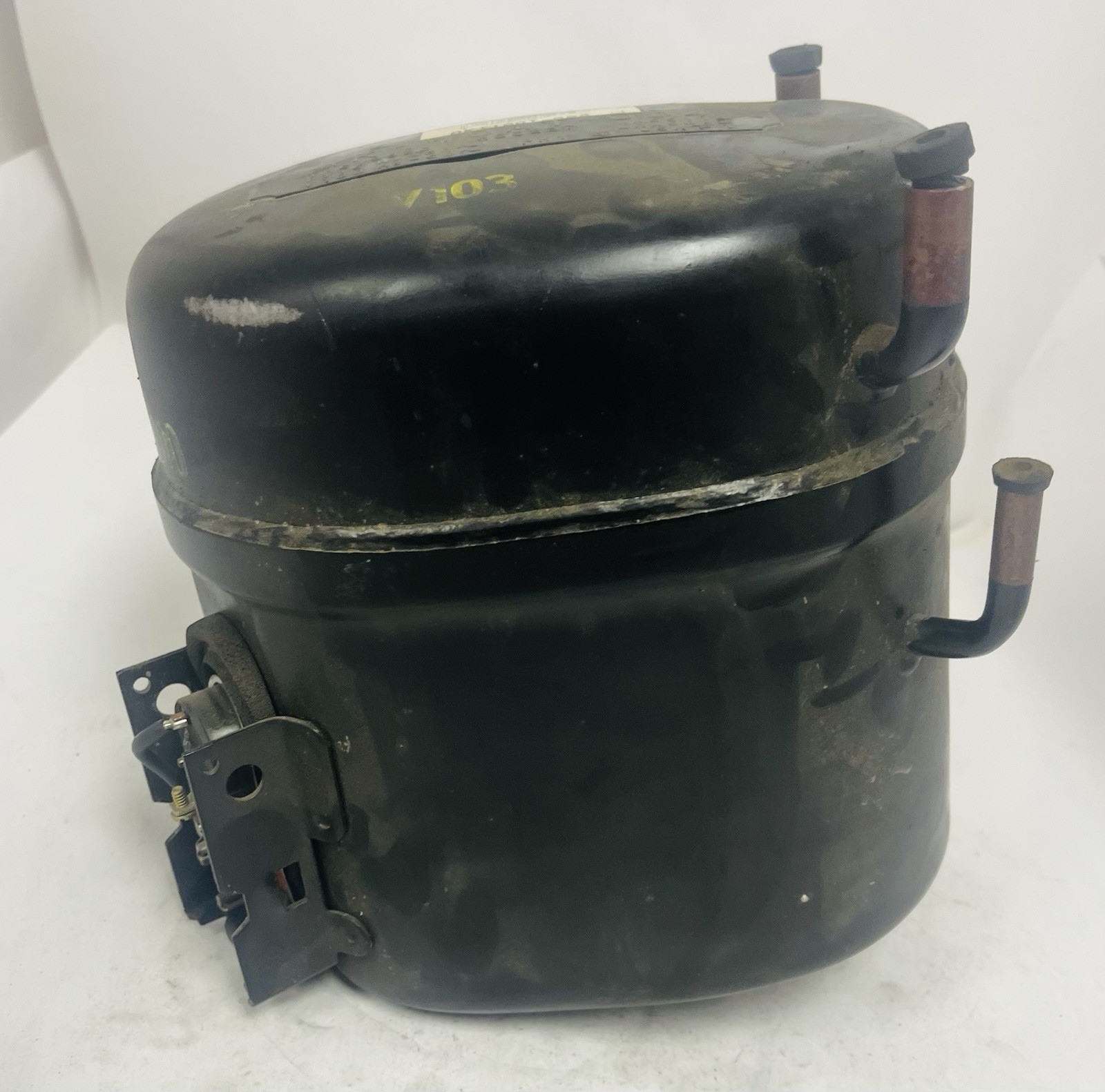 TECUMSEH NO. AK110AT-004-J7 COMPRESSOR 1 HP 115 VAC 60HZ 11000 BTU