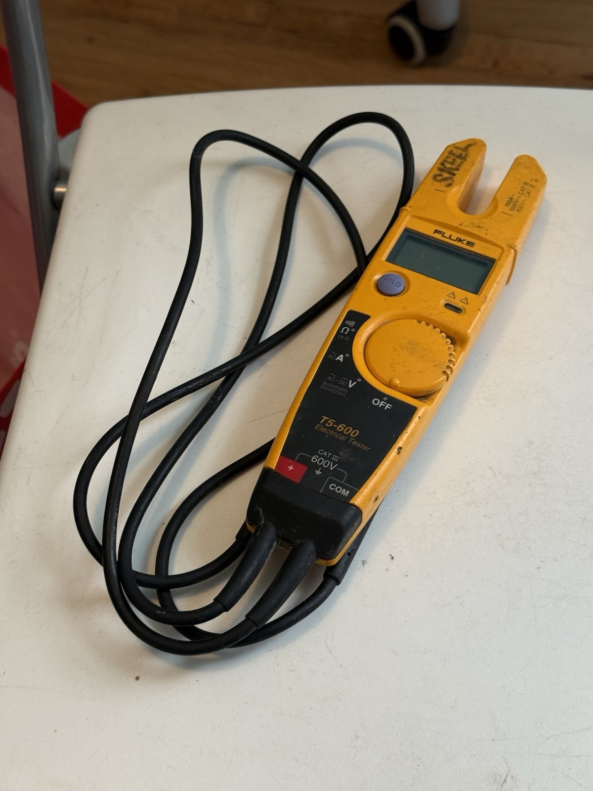 FLUKE T5-600 ELECTRICAL TESTER – VOLTS/OHMS/AMPS