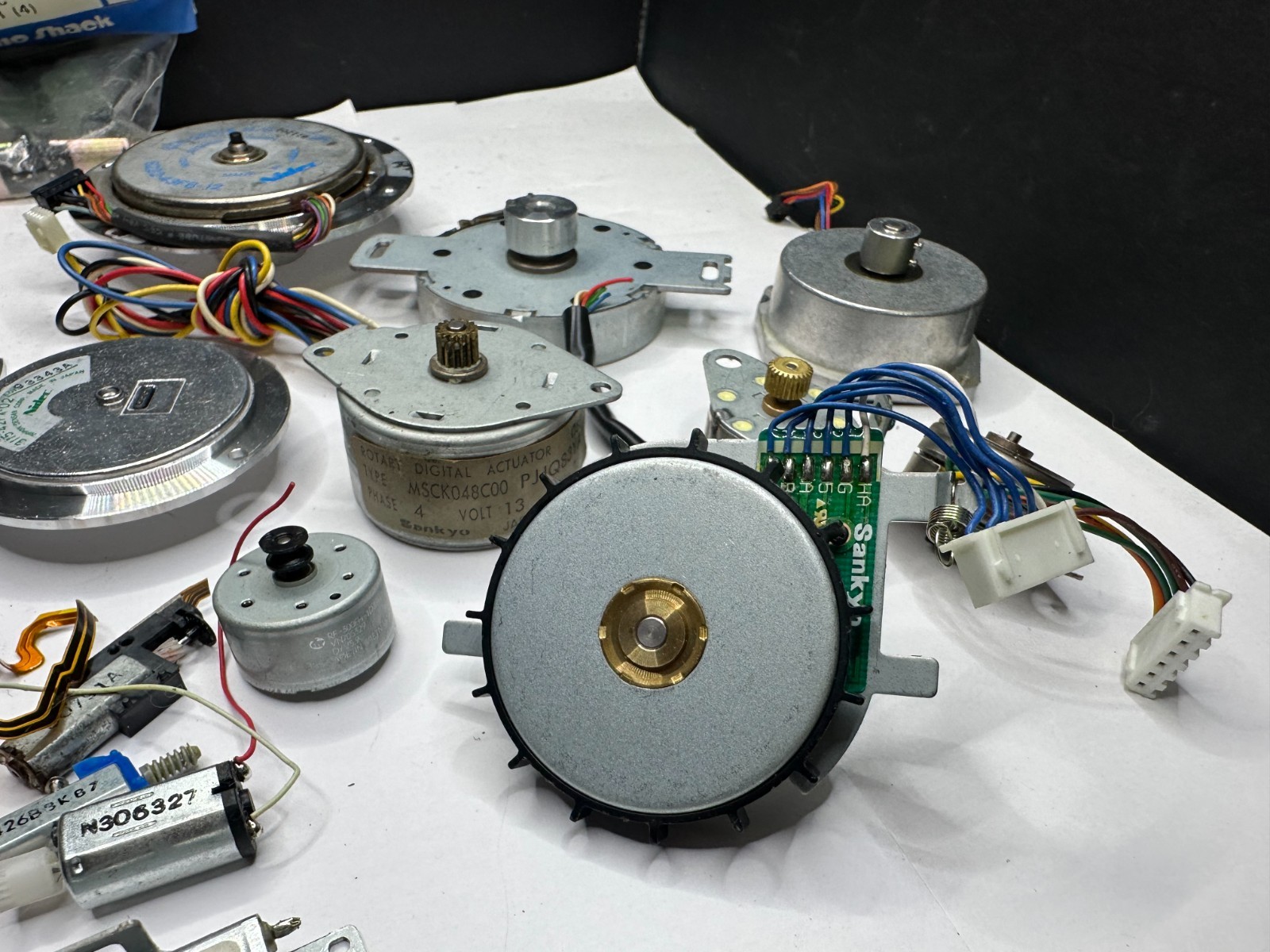 LOT OF 28 VINTAGE ELECTRIC MOTORS, VARIOUS SIZES – HOBBY ROBOTIC PROJECT PCS