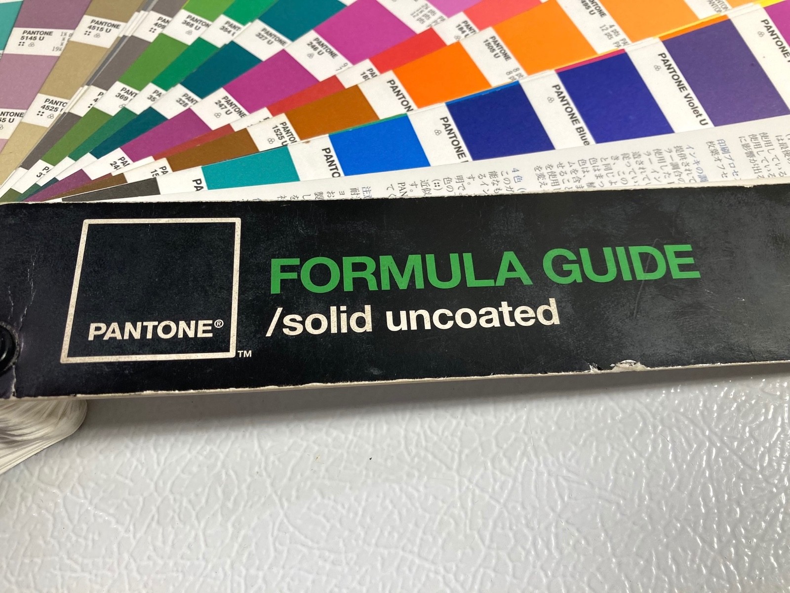 Pantone Fan Deck Formula Guide Solid Uncoated Fourth Edition Fourth Printing