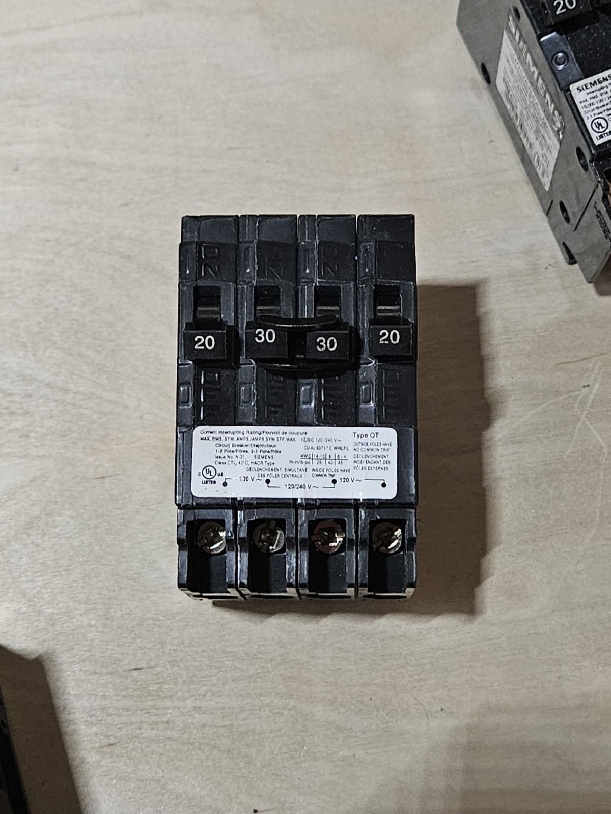 Siemens Q22030CT 4 Pole 20-30A 1 30A 2P And 2 20A 1P Quadraplex Circuit Breaker