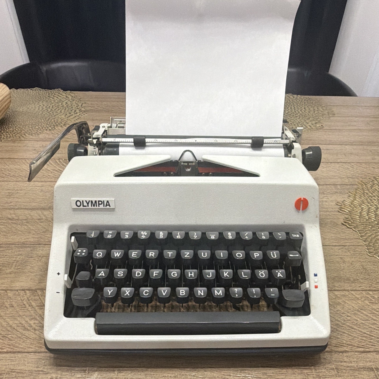 Olympia SM8 Portable Manual Typewriter w/ Carrying Case, QWERTZ Keyboard