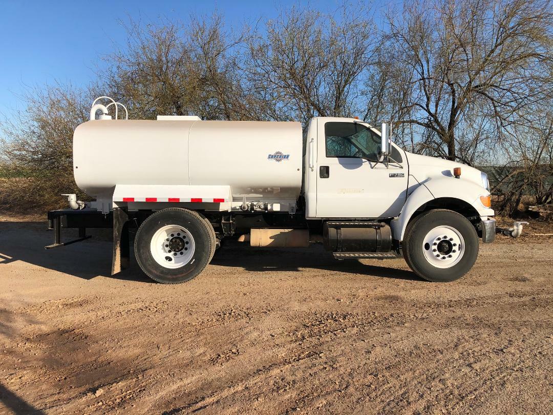 New 2,000 gallon TANK KIT with 6 sprays (2)- front (2) -rear (2)- side, pump
