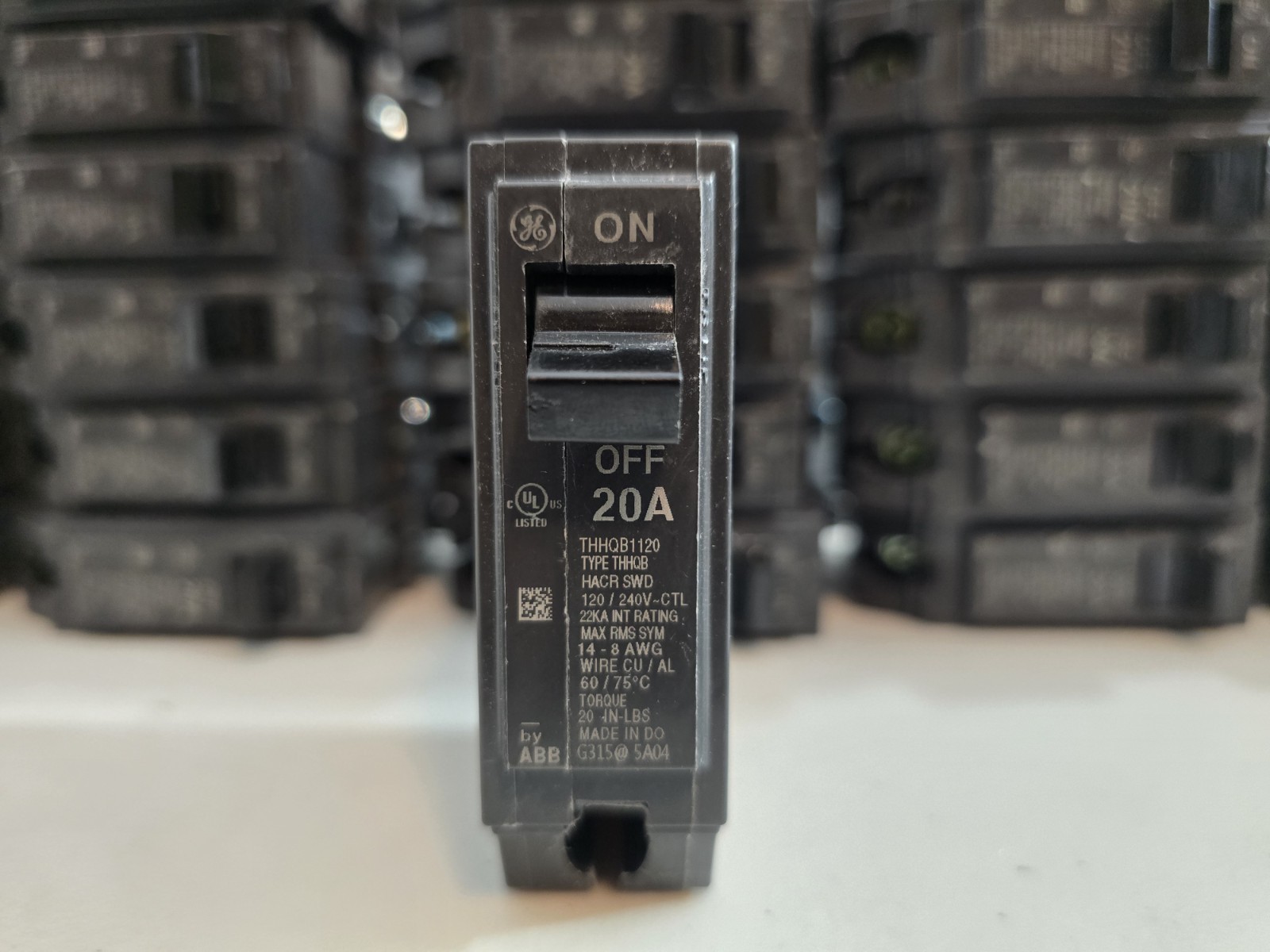NEW GE THHQB1120 Circuit Breaker Bolt-On Line 120/240 Volt AC **Lot of 35**