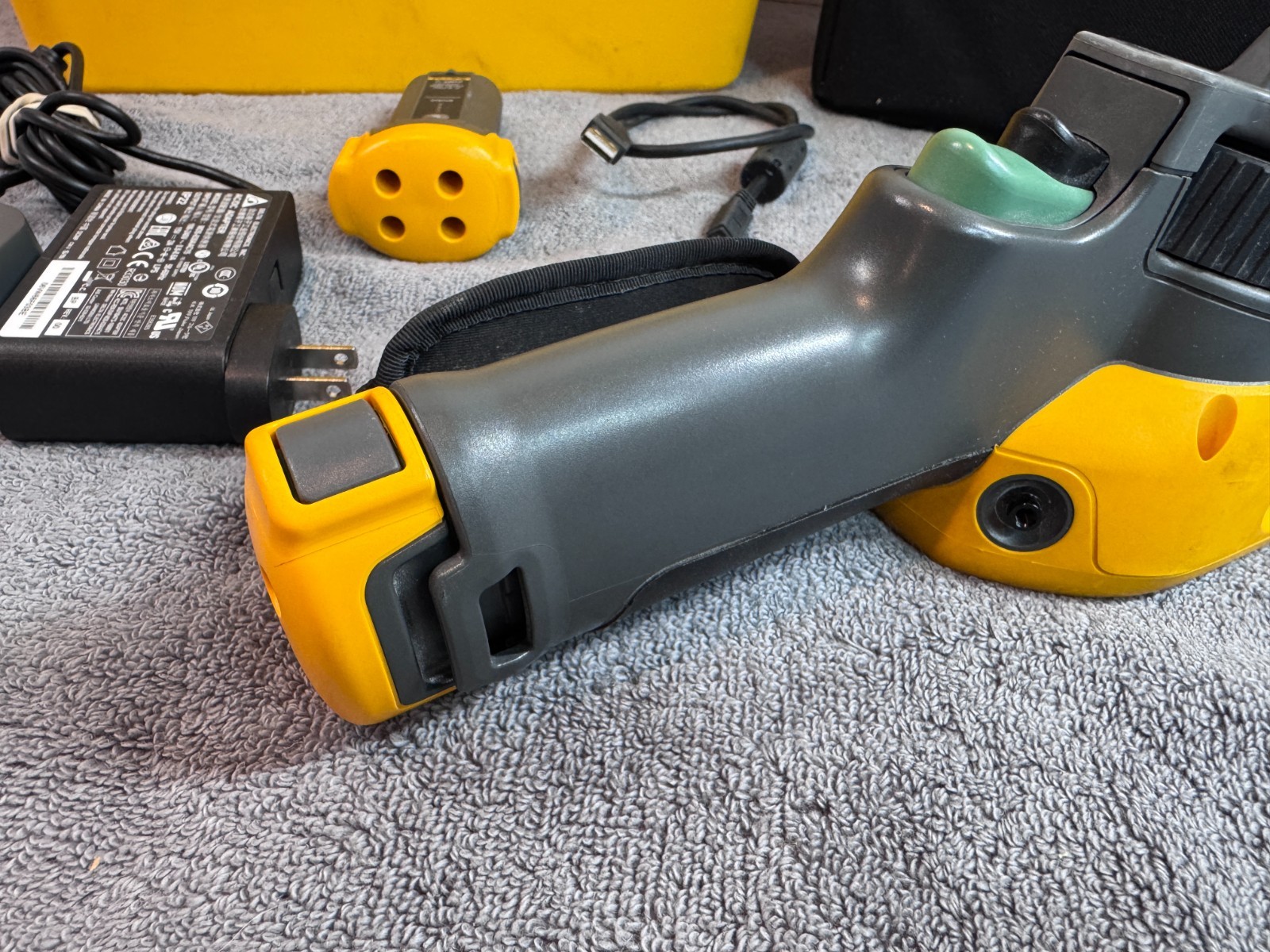 Pre-Owned Fluke TiS75 9Hz Thermal Camera Kit w/ Charger, 2 Batteries & Case
