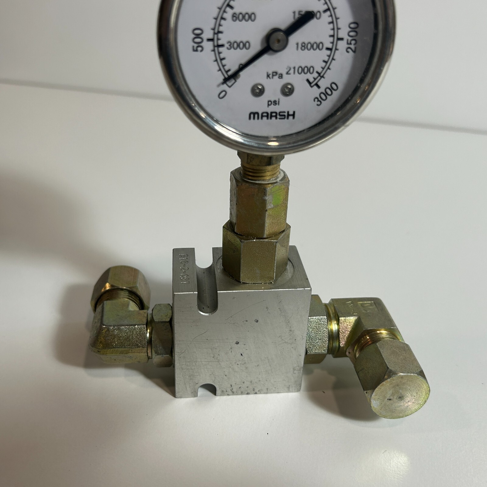 Parker B10-2-A8t Base Cartridge Valve WITH Marsh 3000 psi GAUGE & FITTINGS D371