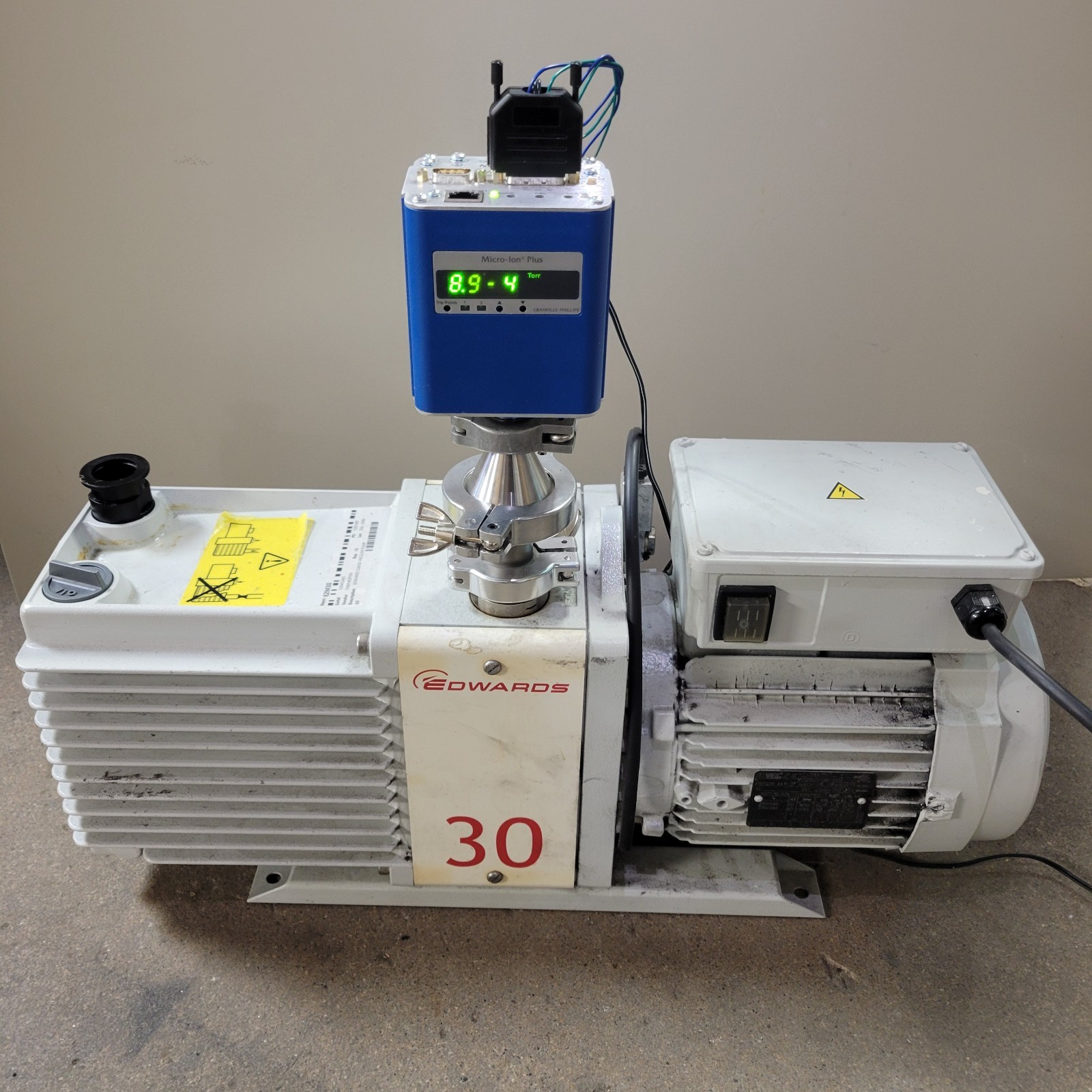 TESTED to 9E-4 Torr Edwards E2M30 Roughing Vacuum Pump KF25 220-240V 5A Rotary