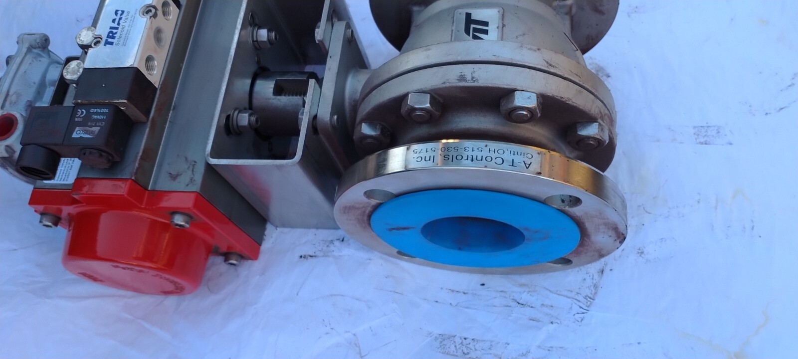 TRIAC CONTROLS 200A PNEUMATIC ACTUATOR WITH 3»-150 CF8M STAINLESS STEEL VALVE